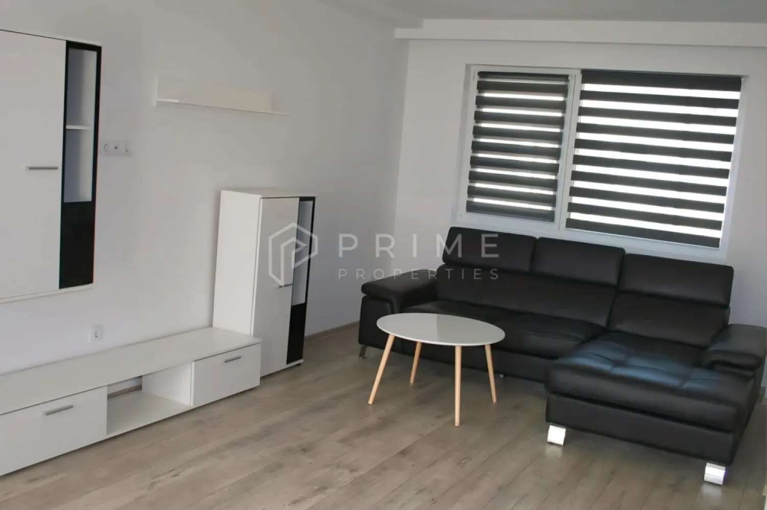 Casă tip duplex complet amenajată si mobilată | șemineu și garaj | - Vă prezentăm spre vânzare această casă tip duplex cu o suprafață utilă de 110mp, construită în 2018 complet mobilată și utilată, gata de locuire, situată în cartierul Unirii foarte aproape de Podul Mureș.
Casă construită din cărămidă, fundație de beton, acoperită cu țiglă, cu un regim de înălțime parter și etaj cu sistem de izolație exterioară din polistiren și tencuială decorativă, pe un teren de 250mp.
Terenul este împrejmuit de un gard de bolțari înalt de 2m pentru intimitate sporită.
Compartimentare:
LA PARTER: intrare hol cu ușă termopan, sufrageria generoasă cu acces la terasă.
bucătărie open space mobilată și utilată, baie de serviciu cu cabină de duș.
ETAJ: La etaj găsim 3 dormitoare mobilate, baia mare cu cadă.
Acces la pod finisat și izolat, dotat cu geamuri ,pe scară retractabilă.
Proprietatea deține un șemineu modern pe lemne excelent pentru încălzirea eficientă și rapidă a locuinței, creând în același timp o atmosferă relaxantă, intimă și estetică.

La Prime Properties, fiecare tranzacție înseamnă mai mult decât o simplă achiziție – este un proces complet, în care colaborăm cu cei mai buni profesioniști: notari, avocați, designeri, arhitecți, evaluatori, specialiști în certificate energetice, consultanți de credite imobiliare.
Astfel, atunci când alegi o proprietate prin noi, primești la pachet și siguranță, transparență și servicii impecabile pe tot parcursul drumului tău către casa ideală.
Ne dedicăm 100% fiecărui client, iar asta se reflectă în rezultate și în încrederea pe care o primim înapoi prin recomandările lor.
Proprietatea aceasta nu se potrivește exact nevoilor tale?
Lasă-ne să îți găsim alternativa potrivită. Agentul nostru îți va oferi soluții avantajoase și adaptate stilului tău de viață.
📞 Contactează-ne astăzi. Până acum nu am dezamăgit niciun client – și nu vom începe cu tine.
Comision 0% pentru cumpărători