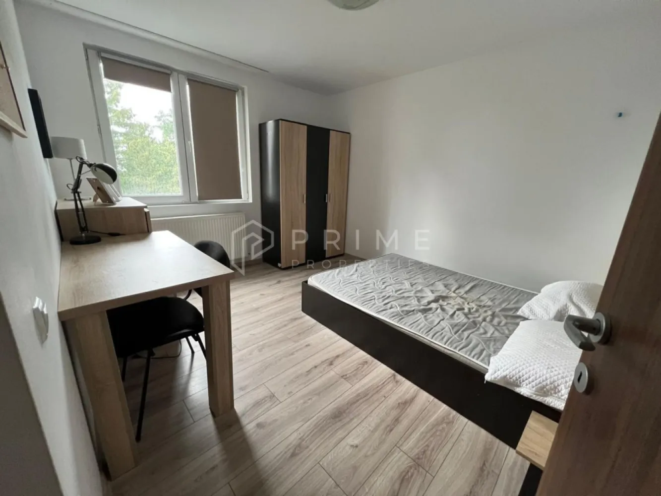 Apartament penthouse modern de vânzare, 4 camere, în Cornișa - Apartamentul are un preț de ocazie pentru suprafața lui, modul în care este amenajat, mobilat și utilat complet și pentru zona în care este situat, în cartierul Cornișa.
Desfășurarea apartamentului este pe două niveluri, cu scară interioară. La primul nivel se găsesc holul de intrare, livingul cu ieșire pe balcon, bucătăria, un dormitor spațios și o baie. La cel de-al doilea nivel se găsesc 2 dormitoare spațioase și o baie. Dintr-un dormitor foarte spațios de la etaj se pot face două dormitoare, incăperea având două uși.
Confortul termic este asigurat de centrala termică proprie, întregul imobil fiind izolat exterior.
Apartamentul se găsește la etajul 4 și 5 într-un bloc cu 5 etaje.
Zona unde este amplasat apartamentul este una ideală atât pentru cei care caută o nouă casă cât și pentru investitori, apartamentul fiind foarte căutat pentru închiriere.

Pentru clienții cumpărători, comisionul este 0%.
La Prime Properties, fiecare tranzacție înseamnă mai mult decât o simplă achiziție – este un proces complet, în care colaborăm cu cei mai buni profesioniști: notari, avocați, designeri, arhitecți, evaluatori, specialiști în certificate energetice, consultanți de credite imobiliare.
Astfel, atunci când alegi o proprietate prin noi, primești la pachet și siguranță, transparență și servicii impecabile pe tot parcursul drumului tău către casa ideală.
Ne dedicăm 100% fiecărui client, iar asta se reflectă în rezultate și în încrederea pe care o primim înapoi prin recomandările lor.
Proprietatea aceasta nu se potrivește exact nevoilor tale?
Lasă-ne să îți găsim alternativa potrivită. Cosultantul nostru îți va oferi soluții avantajoase și adaptate stilului tău de viață.