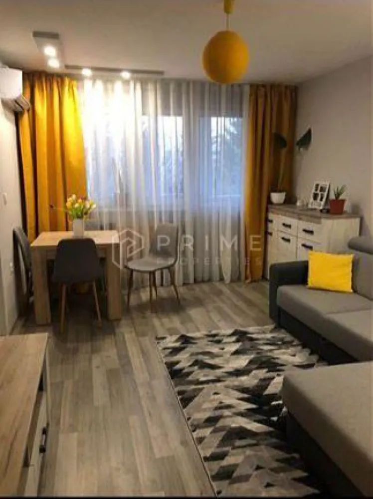 Apartament cochet 2 camere cartierul Tudor - Vă prezentăm la vânzare un apartament cu 2 camere cochet, renovat modern în 2018. 
Localizat in cartierul Tudor, str.Moldovei lângă parc, apartamentul vă dă acces la tot ce aveți nevoie pentru o viață modernă. 
În apropriere sunt școli, grădinițe, magazine, gym, acces la transport în comun.
Apartamentul are o suprafață de 40mp utili cu balcon închis și izolat, situat la etajul 4 din 4, iar hidroizolația blocului a fost refăcută în 2024.
Apartamentul se vinde complet mobilat și utilat. 

La Prime Properties, fiecare tranzacție înseamnă mai mult decât o simplă achiziție – este un proces complet, în care colaborăm cu cei mai buni profesioniști: notari, avocați, designeri, arhitecți, evaluatori, specialiști în certificate energetice, consultanți de credite imobiliare.
Astfel, atunci când alegi o proprietate prin noi, primești la pachet și siguranță, transparență și servicii impecabile pe tot parcursul drumului tău către casa ideală.
Ne dedicăm 100% fiecărui client, iar asta se reflectă în rezultate și în încrederea pe care o primim înapoi prin recomandările lor.
Proprietatea aceasta nu se potrivește exact nevoilor tale?
Lasă-ne să îți găsim alternativa potrivită. Agentul nostru îți va oferi soluții avantajoase și adaptate stilului tău de viață.
📞 Contactează-ne astăzi. Până acum nu am dezamăgit niciun client – și nu vom începe cu tine.
Comision 0% pentru cumpărători