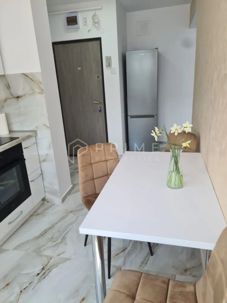 PRIMA ÎNCHIRIERE | 2 Camere Decomandat | Zona Cornișa - UMFST - Echipa noastră vă propune spre închiriere un apartament cu 2 camere, complet decomandat, situat în cea mai căutată zonă a orașului pentru studenți și cadre medicale: Cartierul Cornișa.

Locuința a fost integral renovată în martie 2026, totul fiind nou și pregătit pentru a-și primi primul chiriaș.
Cu o suprafață de 50 mp, apartamentul oferă un spațiu generos, aerisit și extrem de curat.

Detalii proprietate:
Compartimentare: Decomandat (camere separate pentru intimitate maximă).
Suprafață: 50 mp.
Stare: Recent renovat (finisaje moderne, instalații verificate).
Mobilier & Electrocasnice: Se închiriază complet mobilat și utilat cu tot necesarul pentru un confort sporit.

Localizare și avantaje:
Proximitate UMFST: Situat la doar câteva minute de mers pe jos de Universitatea de Medicină, Farmacie, Științe și Tehnologie.
Zonă: Cornișa este recunoscută ca fiind o zonă foarte liniștită, verde și sigură.
Facilități: În apropiere se află spitalele, stații de transport în comun, magazine și zone de recreere.

Condiții de închiriere:
Disponibilitate: Ocupabil începând cu data de 1 Mai.
Termen: Se închiriază exclusiv pe termen lung.

Chirie lunară: 600 Euro/lună.
Garanție: Contravaloarea unei chirii.
Comision agenție: 50% din contravaloarea primei chirii.

Acest apartament reprezintă alegerea ideală pentru cei care își doresc să locuiască într-un spațiu modern, unde totul este nou, într-o locație strategică.

Pentru mai multe detalii sau pentru a programa o vizionare, vă rugăm să ne contactați. Echipa noastră vă stă cu drag la dispoziție!