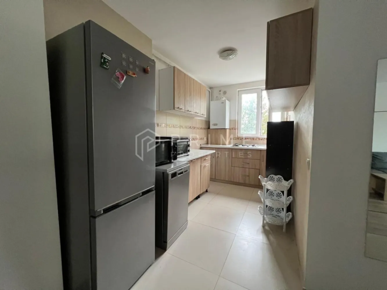 Apartament penthouse modern de vânzare, 4 camere, în Cornișa - Apartamentul are un preț de ocazie pentru suprafața lui, modul în care este amenajat, mobilat și utilat complet și pentru zona în care este situat, în cartierul Cornișa.
Desfășurarea apartamentului este pe două niveluri, cu scară interioară. La primul nivel se găsesc holul de intrare, livingul cu ieșire pe balcon, bucătăria, un dormitor spațios și o baie. La cel de-al doilea nivel se găsesc 2 dormitoare spațioase și o baie. Dintr-un dormitor foarte spațios de la etaj se pot face două dormitoare, incăperea având două uși.
Confortul termic este asigurat de centrala termică proprie, întregul imobil fiind izolat exterior.
Apartamentul se găsește la etajul 4 și 5 într-un bloc cu 5 etaje.
Zona unde este amplasat apartamentul este una ideală atât pentru cei care caută o nouă casă cât și pentru investitori, apartamentul fiind foarte căutat pentru închiriere.

Pentru clienții cumpărători, comisionul este 0%.
La Prime Properties, fiecare tranzacție înseamnă mai mult decât o simplă achiziție – este un proces complet, în care colaborăm cu cei mai buni profesioniști: notari, avocați, designeri, arhitecți, evaluatori, specialiști în certificate energetice, consultanți de credite imobiliare.
Astfel, atunci când alegi o proprietate prin noi, primești la pachet și siguranță, transparență și servicii impecabile pe tot parcursul drumului tău către casa ideală.
Ne dedicăm 100% fiecărui client, iar asta se reflectă în rezultate și în încrederea pe care o primim înapoi prin recomandările lor.
Proprietatea aceasta nu se potrivește exact nevoilor tale?
Lasă-ne să îți găsim alternativa potrivită. Cosultantul nostru îți va oferi soluții avantajoase și adaptate stilului tău de viață.