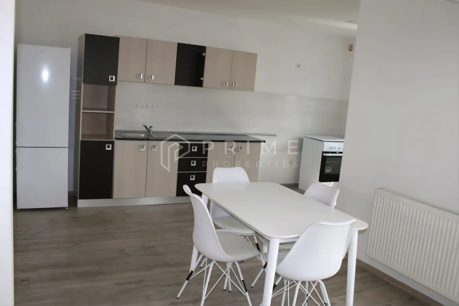 Casă tip duplex complet amenajată si mobilată | șemineu și garaj | - Vă prezentăm spre vânzare această casă tip duplex cu o suprafață utilă de 110mp, construită în 2018 complet mobilată și utilată, gata de locuire, situată în cartierul Unirii foarte aproape de Podul Mureș.
Casă construită din cărămidă, fundație de beton, acoperită cu țiglă, cu un regim de înălțime parter și etaj cu sistem de izolație exterioară din polistiren și tencuială decorativă, pe un teren de 250mp.
Terenul este împrejmuit de un gard de bolțari înalt de 2m pentru intimitate sporită.
Compartimentare:
LA PARTER: intrare hol cu ușă termopan, sufrageria generoasă cu acces la terasă.
bucătărie open space mobilată și utilată, baie de serviciu cu cabină de duș.
ETAJ: La etaj găsim 3 dormitoare mobilate, baia mare cu cadă.
Acces la pod finisat și izolat, dotat cu geamuri ,pe scară retractabilă.
Proprietatea deține un șemineu modern pe lemne excelent pentru încălzirea eficientă și rapidă a locuinței, creând în același timp o atmosferă relaxantă, intimă și estetică.

La Prime Properties, fiecare tranzacție înseamnă mai mult decât o simplă achiziție – este un proces complet, în care colaborăm cu cei mai buni profesioniști: notari, avocați, designeri, arhitecți, evaluatori, specialiști în certificate energetice, consultanți de credite imobiliare.
Astfel, atunci când alegi o proprietate prin noi, primești la pachet și siguranță, transparență și servicii impecabile pe tot parcursul drumului tău către casa ideală.
Ne dedicăm 100% fiecărui client, iar asta se reflectă în rezultate și în încrederea pe care o primim înapoi prin recomandările lor.
Proprietatea aceasta nu se potrivește exact nevoilor tale?
Lasă-ne să îți găsim alternativa potrivită. Agentul nostru îți va oferi soluții avantajoase și adaptate stilului tău de viață.
📞 Contactează-ne astăzi. Până acum nu am dezamăgit niciun client – și nu vom începe cu tine.
Comision 0% pentru cumpărători