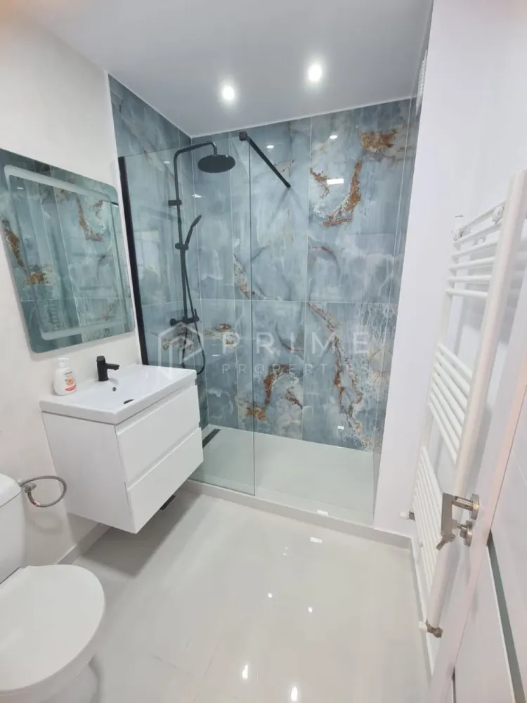 PRIMA ÎNCHIRIERE | 2 Camere Decomandat | Zona Cornișa - UMFST - Echipa noastră vă propune spre închiriere un apartament cu 2 camere, complet decomandat, situat în cea mai căutată zonă a orașului pentru studenți și cadre medicale: Cartierul Cornișa.

Locuința a fost integral renovată în martie 2026, totul fiind nou și pregătit pentru a-și primi primul chiriaș.
Cu o suprafață de 50 mp, apartamentul oferă un spațiu generos, aerisit și extrem de curat.

Detalii proprietate:
Compartimentare: Decomandat (camere separate pentru intimitate maximă).
Suprafață: 50 mp.
Stare: Recent renovat (finisaje moderne, instalații verificate).
Mobilier & Electrocasnice: Se închiriază complet mobilat și utilat cu tot necesarul pentru un confort sporit.

Localizare și avantaje:
Proximitate UMFST: Situat la doar câteva minute de mers pe jos de Universitatea de Medicină, Farmacie, Științe și Tehnologie.
Zonă: Cornișa este recunoscută ca fiind o zonă foarte liniștită, verde și sigură.
Facilități: În apropiere se află spitalele, stații de transport în comun, magazine și zone de recreere.

Condiții de închiriere:
Disponibilitate: Ocupabil începând cu data de 1 Mai.
Termen: Se închiriază exclusiv pe termen lung.

Chirie lunară: 600 Euro/lună.
Garanție: Contravaloarea unei chirii.
Comision agenție: 50% din contravaloarea primei chirii.

Acest apartament reprezintă alegerea ideală pentru cei care își doresc să locuiască într-un spațiu modern, unde totul este nou, într-o locație strategică.

Pentru mai multe detalii sau pentru a programa o vizionare, vă rugăm să ne contactați. Echipa noastră vă stă cu drag la dispoziție!