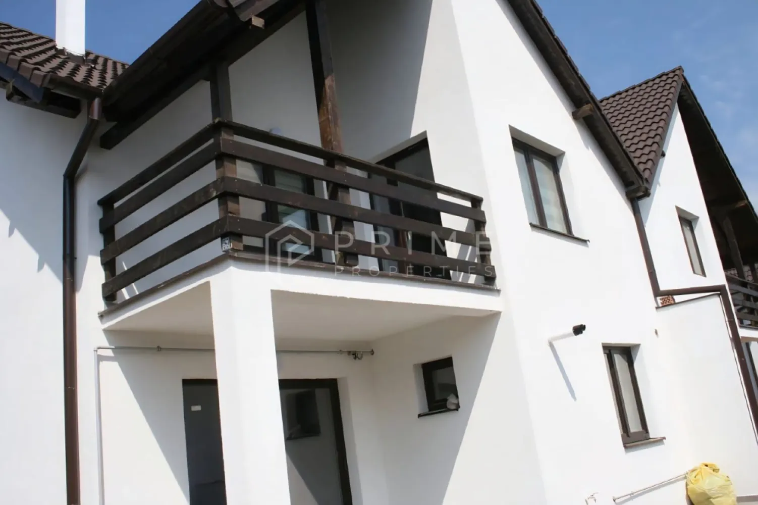 Casă tip duplex complet amenajată si mobilată | șemineu și garaj | - Vă prezentăm spre vânzare această casă tip duplex cu o suprafață utilă de 110mp, construită în 2018 complet mobilată și utilată, gata de locuire, situată în cartierul Unirii foarte aproape de Podul Mureș.
Casă construită din cărămidă, fundație de beton, acoperită cu țiglă, cu un regim de înălțime parter și etaj cu sistem de izolație exterioară din polistiren și tencuială decorativă, pe un teren de 250mp.
Terenul este împrejmuit de un gard de bolțari înalt de 2m pentru intimitate sporită.
Compartimentare:
LA PARTER: intrare hol cu ușă termopan, sufrageria generoasă cu acces la terasă.
bucătărie open space mobilată și utilată, baie de serviciu cu cabină de duș.
ETAJ: La etaj găsim 3 dormitoare mobilate, baia mare cu cadă.
Acces la pod finisat și izolat, dotat cu geamuri ,pe scară retractabilă.
Proprietatea deține un șemineu modern pe lemne excelent pentru încălzirea eficientă și rapidă a locuinței, creând în același timp o atmosferă relaxantă, intimă și estetică.

La Prime Properties, fiecare tranzacție înseamnă mai mult decât o simplă achiziție – este un proces complet, în care colaborăm cu cei mai buni profesioniști: notari, avocați, designeri, arhitecți, evaluatori, specialiști în certificate energetice, consultanți de credite imobiliare.
Astfel, atunci când alegi o proprietate prin noi, primești la pachet și siguranță, transparență și servicii impecabile pe tot parcursul drumului tău către casa ideală.
Ne dedicăm 100% fiecărui client, iar asta se reflectă în rezultate și în încrederea pe care o primim înapoi prin recomandările lor.
Proprietatea aceasta nu se potrivește exact nevoilor tale?
Lasă-ne să îți găsim alternativa potrivită. Agentul nostru îți va oferi soluții avantajoase și adaptate stilului tău de viață.
📞 Contactează-ne astăzi. Până acum nu am dezamăgit niciun client – și nu vom începe cu tine.
Comision 0% pentru cumpărători