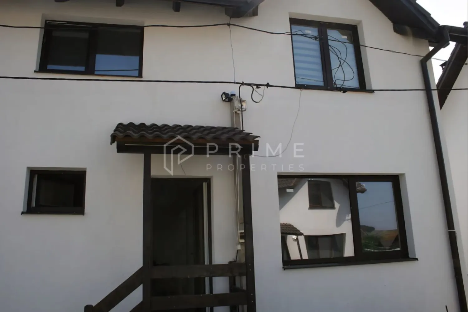 Casă tip duplex complet amenajată si mobilată | șemineu și garaj | - Vă prezentăm spre vânzare această casă tip duplex cu o suprafață utilă de 110mp, construită în 2018 complet mobilată și utilată, gata de locuire, situată în cartierul Unirii foarte aproape de Podul Mureș.
Casă construită din cărămidă, fundație de beton, acoperită cu țiglă, cu un regim de înălțime parter și etaj cu sistem de izolație exterioară din polistiren și tencuială decorativă, pe un teren de 250mp.
Terenul este împrejmuit de un gard de bolțari înalt de 2m pentru intimitate sporită.
Compartimentare:
LA PARTER: intrare hol cu ușă termopan, sufrageria generoasă cu acces la terasă.
bucătărie open space mobilată și utilată, baie de serviciu cu cabină de duș.
ETAJ: La etaj găsim 3 dormitoare mobilate, baia mare cu cadă.
Acces la pod finisat și izolat, dotat cu geamuri ,pe scară retractabilă.
Proprietatea deține un șemineu modern pe lemne excelent pentru încălzirea eficientă și rapidă a locuinței, creând în același timp o atmosferă relaxantă, intimă și estetică.

La Prime Properties, fiecare tranzacție înseamnă mai mult decât o simplă achiziție – este un proces complet, în care colaborăm cu cei mai buni profesioniști: notari, avocați, designeri, arhitecți, evaluatori, specialiști în certificate energetice, consultanți de credite imobiliare.
Astfel, atunci când alegi o proprietate prin noi, primești la pachet și siguranță, transparență și servicii impecabile pe tot parcursul drumului tău către casa ideală.
Ne dedicăm 100% fiecărui client, iar asta se reflectă în rezultate și în încrederea pe care o primim înapoi prin recomandările lor.
Proprietatea aceasta nu se potrivește exact nevoilor tale?
Lasă-ne să îți găsim alternativa potrivită. Agentul nostru îți va oferi soluții avantajoase și adaptate stilului tău de viață.
📞 Contactează-ne astăzi. Până acum nu am dezamăgit niciun client – și nu vom începe cu tine.
Comision 0% pentru cumpărători