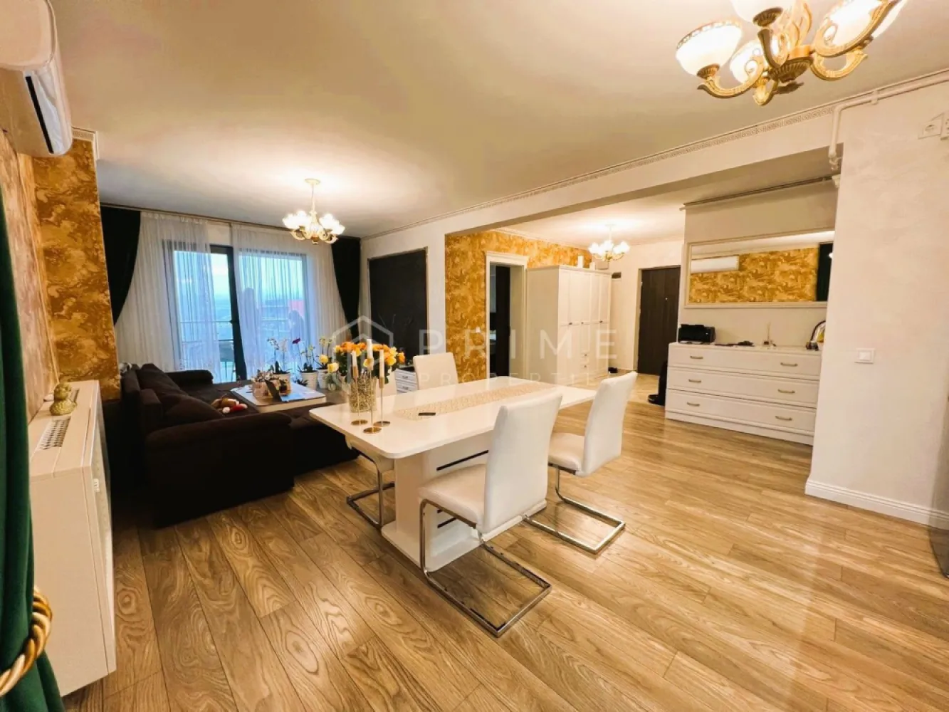 Apartament 2 camere | Etaj 10 | Priveliște spre pădure I Terasă 12 mp - Vă propunem spre vânzare un apartament modern, situat în Green Residence, la etajul 10, cu o orientare excelentă și o priveliște superbă spre pădure – un cadru perfect pentru liniște și relaxare.

🔹 Compartimentare & spațiu

Apartamentul se remarcă printr-o compartimentare modernă și fluidă, în care spațiile comunică natural:

Living luminos cu bucătărie open-space
Dormitor confortabil
Baie
Cămară
Hol generos, deschis

Suprafața vitrată mare oferă multă lumină naturală și o conexiune plăcută cu exteriorul.

🌞 Balcoane & terasă
Balcon la bucătărie
Terasă generoasă de 12 mp, cu acces atât din living, cât și din dormitor – ideală pentru momente de relaxare, cu o priveliște deosebită

Confortul termic este oferit de încălzirea în pardoseală și aparatele de aer condiționat.

Un apartament ideal pentru cei care caută confort, lumină naturală și o vedere spectaculoasă, într-un complex modern și apreciat.

Vă invităm să ne contactați pentru mai multe detalii și programarea unei vizionări.