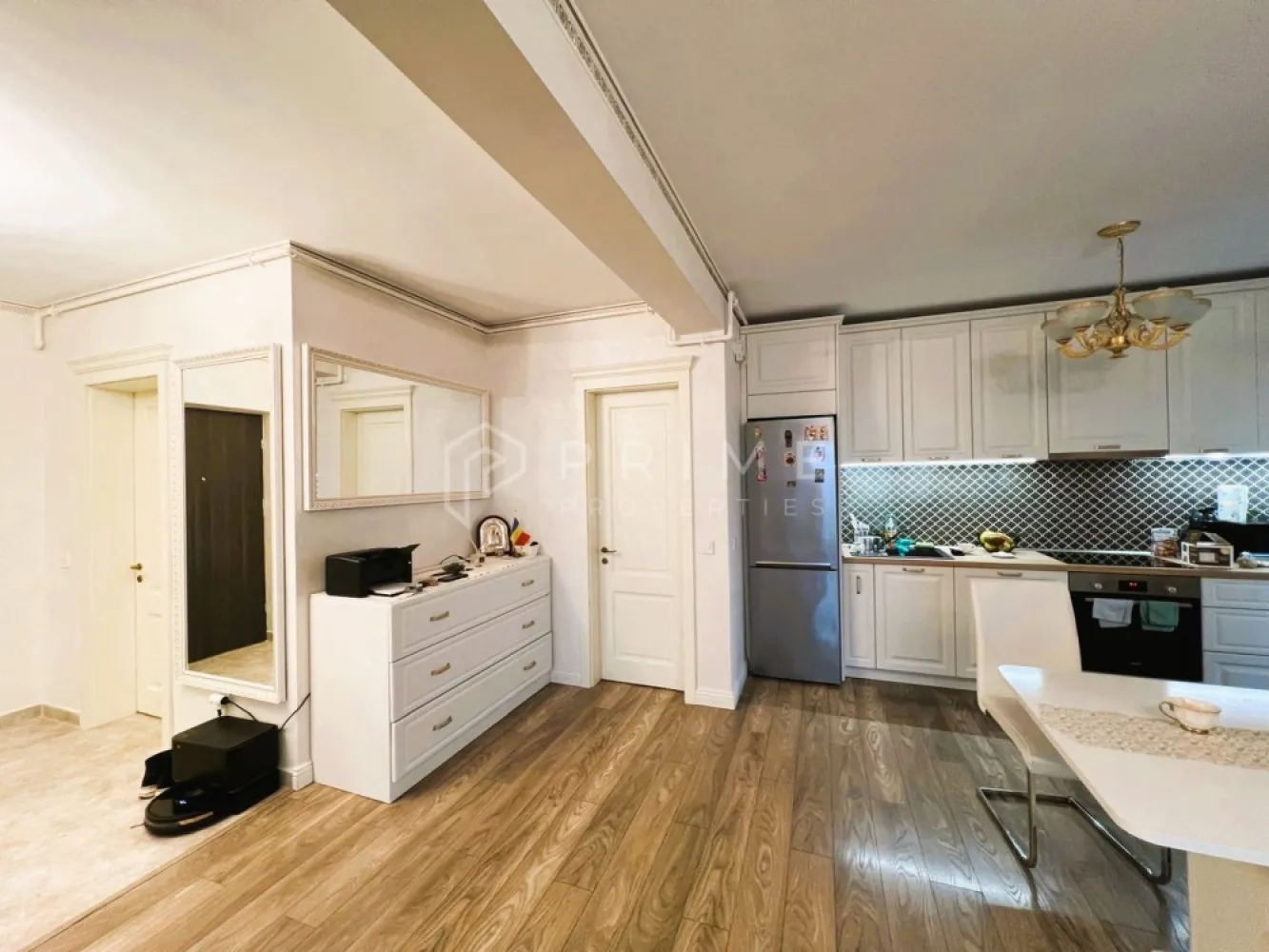Apartament 2 camere | Etaj 10 | Priveliște spre pădure I Terasă 12 mp - Vă propunem spre vânzare un apartament modern, situat în Green Residence, la etajul 10, cu o orientare excelentă și o priveliște superbă spre pădure – un cadru perfect pentru liniște și relaxare.

🔹 Compartimentare & spațiu

Apartamentul se remarcă printr-o compartimentare modernă și fluidă, în care spațiile comunică natural:

Living luminos cu bucătărie open-space
Dormitor confortabil
Baie
Cămară
Hol generos, deschis

Suprafața vitrată mare oferă multă lumină naturală și o conexiune plăcută cu exteriorul.

🌞 Balcoane & terasă
Balcon la bucătărie
Terasă generoasă de 12 mp, cu acces atât din living, cât și din dormitor – ideală pentru momente de relaxare, cu o priveliște deosebită

Confortul termic este oferit de încălzirea în pardoseală și aparatele de aer condiționat.

Un apartament ideal pentru cei care caută confort, lumină naturală și o vedere spectaculoasă, într-un complex modern și apreciat.

Vă invităm să ne contactați pentru mai multe detalii și programarea unei vizionări.