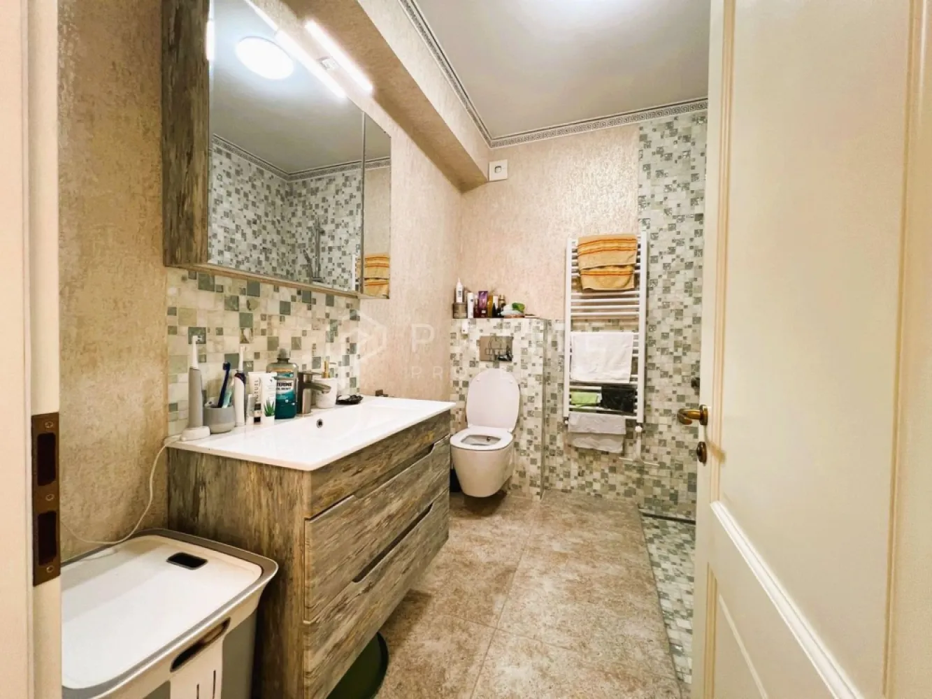 Apartament 2 camere | Etaj 10 | Priveliște spre pădure I Terasă 12 mp - Vă propunem spre vânzare un apartament modern, situat în Green Residence, la etajul 10, cu o orientare excelentă și o priveliște superbă spre pădure – un cadru perfect pentru liniște și relaxare.

🔹 Compartimentare & spațiu

Apartamentul se remarcă printr-o compartimentare modernă și fluidă, în care spațiile comunică natural:

Living luminos cu bucătărie open-space
Dormitor confortabil
Baie
Cămară
Hol generos, deschis

Suprafața vitrată mare oferă multă lumină naturală și o conexiune plăcută cu exteriorul.

🌞 Balcoane & terasă
Balcon la bucătărie
Terasă generoasă de 12 mp, cu acces atât din living, cât și din dormitor – ideală pentru momente de relaxare, cu o priveliște deosebită

Confortul termic este oferit de încălzirea în pardoseală și aparatele de aer condiționat.

Un apartament ideal pentru cei care caută confort, lumină naturală și o vedere spectaculoasă, într-un complex modern și apreciat.

Vă invităm să ne contactați pentru mai multe detalii și programarea unei vizionări.