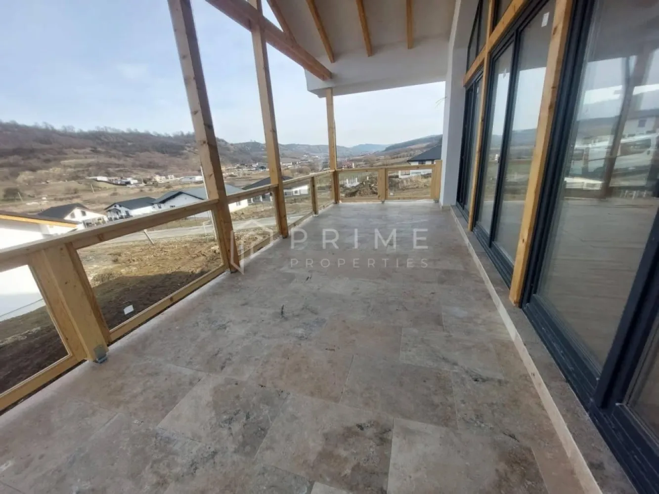 Vilă chalet modern cu perete panoramic de sticlă - Livezeni, Mureș - Vă prezentăm la vânzare o casă individuală cu design chalet contemporan, situată într-un cartier rezidențial aerisit din Livezeni, județul Mureș. Construcția impresionează prin peretele panoramic de sticlă pe toată înălțimea șarpantei, care inundă livingul cu lumină naturală și oferă o priveliște deschisă spre dealurile împrejmuitoare.
Planul interior se desfășoară pe un singur nivel, cu o configurație gândită pentru confort și funcționalitate: 
bucătărie cu living open-space, trei dormitoare generoase, două băi, dressing și cămară. 
Terasa acoperită de 25 m², cu balustradă din sticlă și lemn, prelungește natural spațiul de locuit spre exterior.
Podul este podit și poate fi utilizat ca spațiu de depozitare suplimentar, un avantaj rar în construcțiile noi.
Izolație superioară · eficiență energetică ridicată
Exterior termoizolat cu polistiren expandat de 15 cm; interior izolat cu spumă poliuretanică aplicată în strat continuu — eliminarea punților termice și consum redus de energie pe tot parcursul anului.
Proprietatea se vinde la stadiu semifinisat avansat. 

La Prime Properties, fiecare tranzacție înseamnă mai mult decât o simplă achiziție – este un proces complet, în care colaborăm cu cei mai buni profesioniști: notari, avocați, designeri, arhitecți, evaluatori, specialiști în certificate energetice, consultanți de credite imobiliare.
Astfel, atunci când alegi o proprietate prin noi, primești la pachet și siguranță, transparență și servicii impecabile pe tot parcursul drumului tău către casa ideală.
Ne dedicăm 100% fiecărui client, iar asta se reflectă în rezultate și în încrederea pe care o primim înapoi prin recomandările lor.
Proprietatea aceasta nu se potrivește exact nevoilor tale?
Lasă-ne să îți găsim alternativa potrivită. Agentul nostru îți va oferi soluții avantajoase și adaptate stilului tău de viață.
📞 Contactează-ne astăzi. Până acum nu am dezamăgit niciun client – și nu vom începe cu tine.
Comision 0% pentru cumpărători
