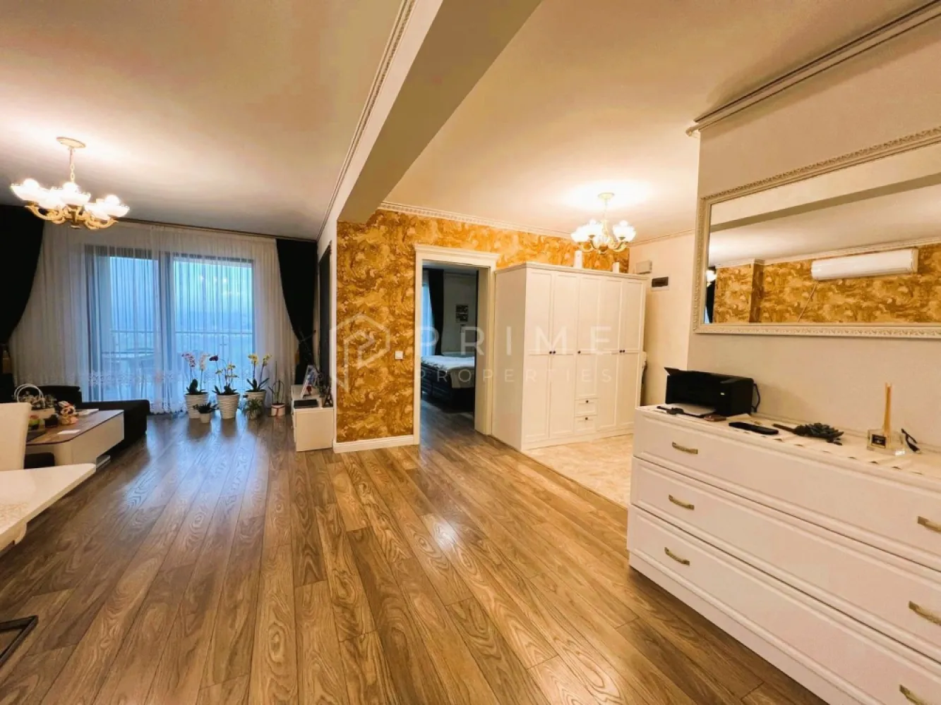 Apartament 2 camere | Etaj 10 | Priveliște spre pădure I Terasă 12 mp - Vă propunem spre vânzare un apartament modern, situat în Green Residence, la etajul 10, cu o orientare excelentă și o priveliște superbă spre pădure – un cadru perfect pentru liniște și relaxare.

🔹 Compartimentare & spațiu

Apartamentul se remarcă printr-o compartimentare modernă și fluidă, în care spațiile comunică natural:

Living luminos cu bucătărie open-space
Dormitor confortabil
Baie
Cămară
Hol generos, deschis

Suprafața vitrată mare oferă multă lumină naturală și o conexiune plăcută cu exteriorul.

🌞 Balcoane & terasă
Balcon la bucătărie
Terasă generoasă de 12 mp, cu acces atât din living, cât și din dormitor – ideală pentru momente de relaxare, cu o priveliște deosebită

Confortul termic este oferit de încălzirea în pardoseală și aparatele de aer condiționat.

Un apartament ideal pentru cei care caută confort, lumină naturală și o vedere spectaculoasă, într-un complex modern și apreciat.

Vă invităm să ne contactați pentru mai multe detalii și programarea unei vizionări.