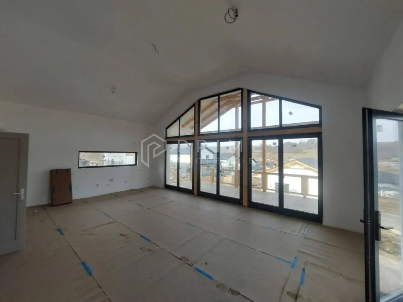 Vilă chalet modern cu perete panoramic de sticlă - Livezeni, Mureș - Vă prezentăm la vânzare o casă individuală cu design chalet contemporan, situată într-un cartier rezidențial aerisit din Livezeni, județul Mureș. Construcția impresionează prin peretele panoramic de sticlă pe toată înălțimea șarpantei, care inundă livingul cu lumină naturală și oferă o priveliște deschisă spre dealurile împrejmuitoare.
Planul interior se desfășoară pe un singur nivel, cu o configurație gândită pentru confort și funcționalitate: 
bucătărie cu living open-space, trei dormitoare generoase, două băi, dressing și cămară. 
Terasa acoperită de 25 m², cu balustradă din sticlă și lemn, prelungește natural spațiul de locuit spre exterior.
Podul este podit și poate fi utilizat ca spațiu de depozitare suplimentar, un avantaj rar în construcțiile noi.
Izolație superioară · eficiență energetică ridicată
Exterior termoizolat cu polistiren expandat de 15 cm; interior izolat cu spumă poliuretanică aplicată în strat continuu — eliminarea punților termice și consum redus de energie pe tot parcursul anului.
Proprietatea se vinde la stadiu semifinisat avansat. 

La Prime Properties, fiecare tranzacție înseamnă mai mult decât o simplă achiziție – este un proces complet, în care colaborăm cu cei mai buni profesioniști: notari, avocați, designeri, arhitecți, evaluatori, specialiști în certificate energetice, consultanți de credite imobiliare.
Astfel, atunci când alegi o proprietate prin noi, primești la pachet și siguranță, transparență și servicii impecabile pe tot parcursul drumului tău către casa ideală.
Ne dedicăm 100% fiecărui client, iar asta se reflectă în rezultate și în încrederea pe care o primim înapoi prin recomandările lor.
Proprietatea aceasta nu se potrivește exact nevoilor tale?
Lasă-ne să îți găsim alternativa potrivită. Agentul nostru îți va oferi soluții avantajoase și adaptate stilului tău de viață.
📞 Contactează-ne astăzi. Până acum nu am dezamăgit niciun client – și nu vom începe cu tine.
Comision 0% pentru cumpărători