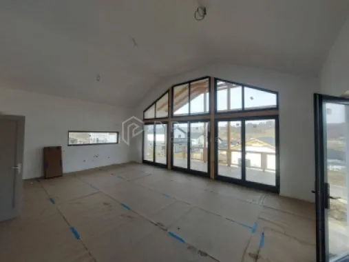 Vilă chalet modern cu perete panoramic de sticlă - Livezeni, Mureș