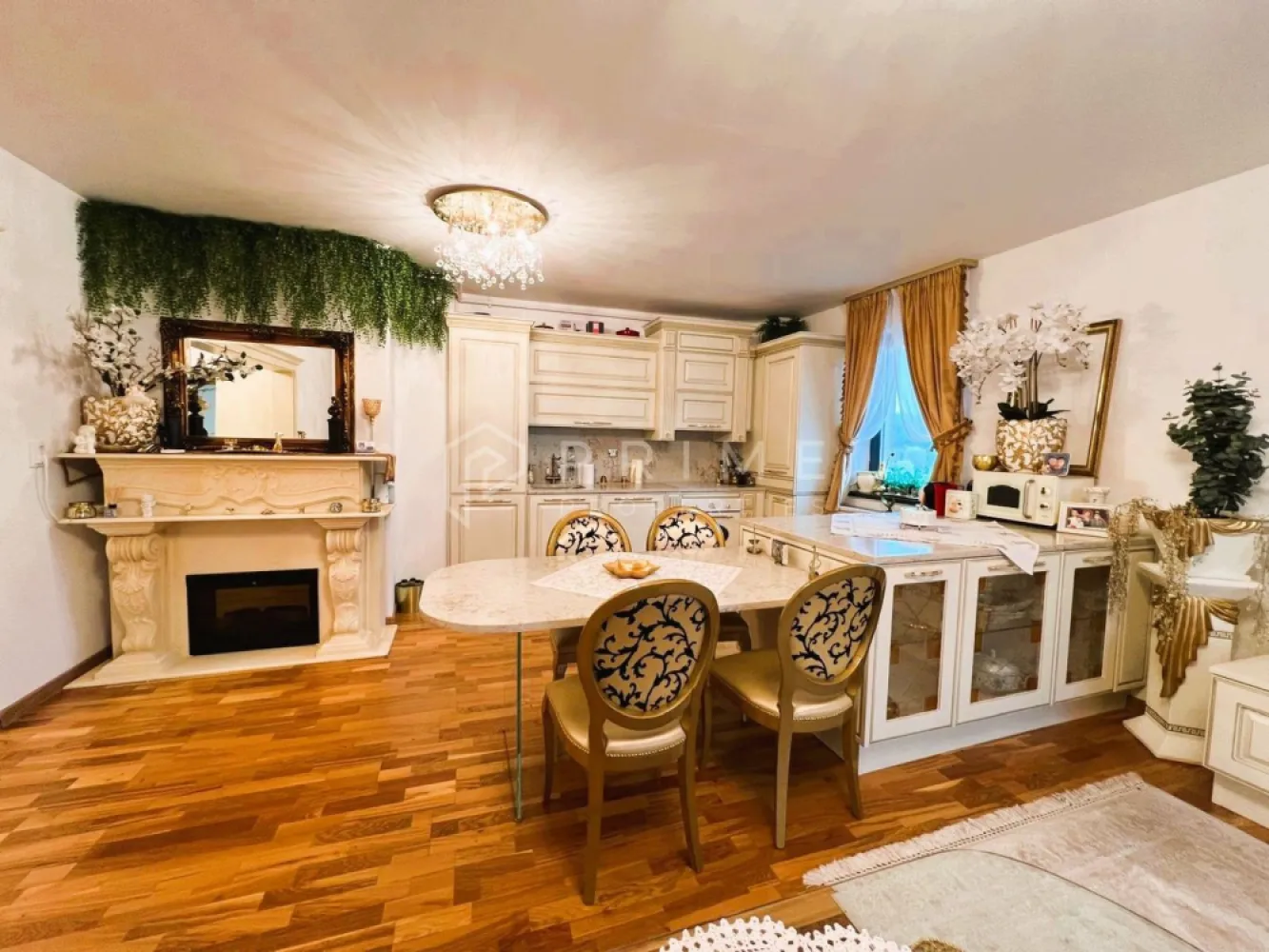 Apartament cu personalitate unică | Stil Old Spicy | Piese de colecție - Vă propunem spre vânzare un apartament cu adevărat special, situat în complexul Green Residence, la etajul 10, un spațiu care nu doar se locuiește, ci se trăiește. Amenajat într-un stil Old Spicy rafinat, acest apartament impresionează prin eleganță, detalii atent alese și piese de mobilier unicat.

Fiecare element spune o poveste și reflectă pasiunea pentru calitate și design autentic.

🔹 Design & amenajare
Mobilier Rovere din lemn masiv, realizat la comandă
Mânere cu pietre Swarovski, detalii fine care adaugă un plus de rafinament
Dulapuri din lemn masiv, atât pe hol, cât și în dormitor
Canapea comandată din Turcia, cu design elegant și confort superior
Măsuțe, corpuri de mobilier și iluminat aduse din Italia – Firenze, cu un aer sofisticat și autentic

Livingul este completat de un șemineu electric, care creează o atmosferă caldă și primitoare.

🔹 Spațiu & funcționalitate
Bucătărie deschisă, perfect integrată în zona de zi
Insulă centrală, ideală pentru socializare și funcționalitate
Scaune Rovere, în același stil, completând armonios întregul concept

Acest apartament este mai mult decât o proprietate – este o raritate pe piața din Târgu Mureș, dedicată celor care apreciază autenticitatea, calitatea și detaliile care fac diferența.

Dacă îți dorești un spațiu care să te reprezinte și să iasă din tipare, aceasta este alegerea perfectă.

Vă invităm să ne contactați pentru detalii suplimentare și pentru a descoperi această proprietate deosebită.