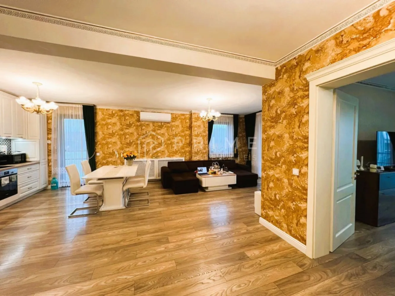 Apartament 2 camere | Etaj 10 | Priveliște spre pădure I Terasă 12 mp - Vă propunem spre vânzare un apartament modern, situat în Green Residence, la etajul 10, cu o orientare excelentă și o priveliște superbă spre pădure – un cadru perfect pentru liniște și relaxare.

🔹 Compartimentare & spațiu

Apartamentul se remarcă printr-o compartimentare modernă și fluidă, în care spațiile comunică natural:

Living luminos cu bucătărie open-space
Dormitor confortabil
Baie
Cămară
Hol generos, deschis

Suprafața vitrată mare oferă multă lumină naturală și o conexiune plăcută cu exteriorul.

🌞 Balcoane & terasă
Balcon la bucătărie
Terasă generoasă de 12 mp, cu acces atât din living, cât și din dormitor – ideală pentru momente de relaxare, cu o priveliște deosebită

Confortul termic este oferit de încălzirea în pardoseală și aparatele de aer condiționat.

Un apartament ideal pentru cei care caută confort, lumină naturală și o vedere spectaculoasă, într-un complex modern și apreciat.

Vă invităm să ne contactați pentru mai multe detalii și programarea unei vizionări.