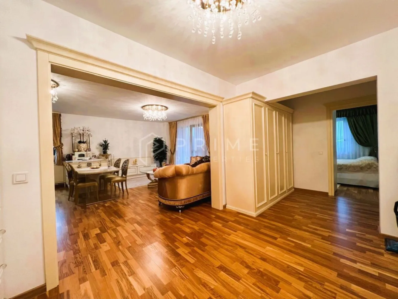 Apartament cu personalitate unică | Stil Old Spicy | Piese de colecție - Vă propunem spre vânzare un apartament cu adevărat special, situat în complexul Green Residence, la etajul 10, un spațiu care nu doar se locuiește, ci se trăiește. Amenajat într-un stil Old Spicy rafinat, acest apartament impresionează prin eleganță, detalii atent alese și piese de mobilier unicat.

Fiecare element spune o poveste și reflectă pasiunea pentru calitate și design autentic.

🔹 Design & amenajare
Mobilier Rovere din lemn masiv, realizat la comandă
Mânere cu pietre Swarovski, detalii fine care adaugă un plus de rafinament
Dulapuri din lemn masiv, atât pe hol, cât și în dormitor
Canapea comandată din Turcia, cu design elegant și confort superior
Măsuțe, corpuri de mobilier și iluminat aduse din Italia – Firenze, cu un aer sofisticat și autentic

Livingul este completat de un șemineu electric, care creează o atmosferă caldă și primitoare.

🔹 Spațiu & funcționalitate
Bucătărie deschisă, perfect integrată în zona de zi
Insulă centrală, ideală pentru socializare și funcționalitate
Scaune Rovere, în același stil, completând armonios întregul concept

Acest apartament este mai mult decât o proprietate – este o raritate pe piața din Târgu Mureș, dedicată celor care apreciază autenticitatea, calitatea și detaliile care fac diferența.

Dacă îți dorești un spațiu care să te reprezinte și să iasă din tipare, aceasta este alegerea perfectă.

Vă invităm să ne contactați pentru detalii suplimentare și pentru a descoperi această proprietate deosebită.