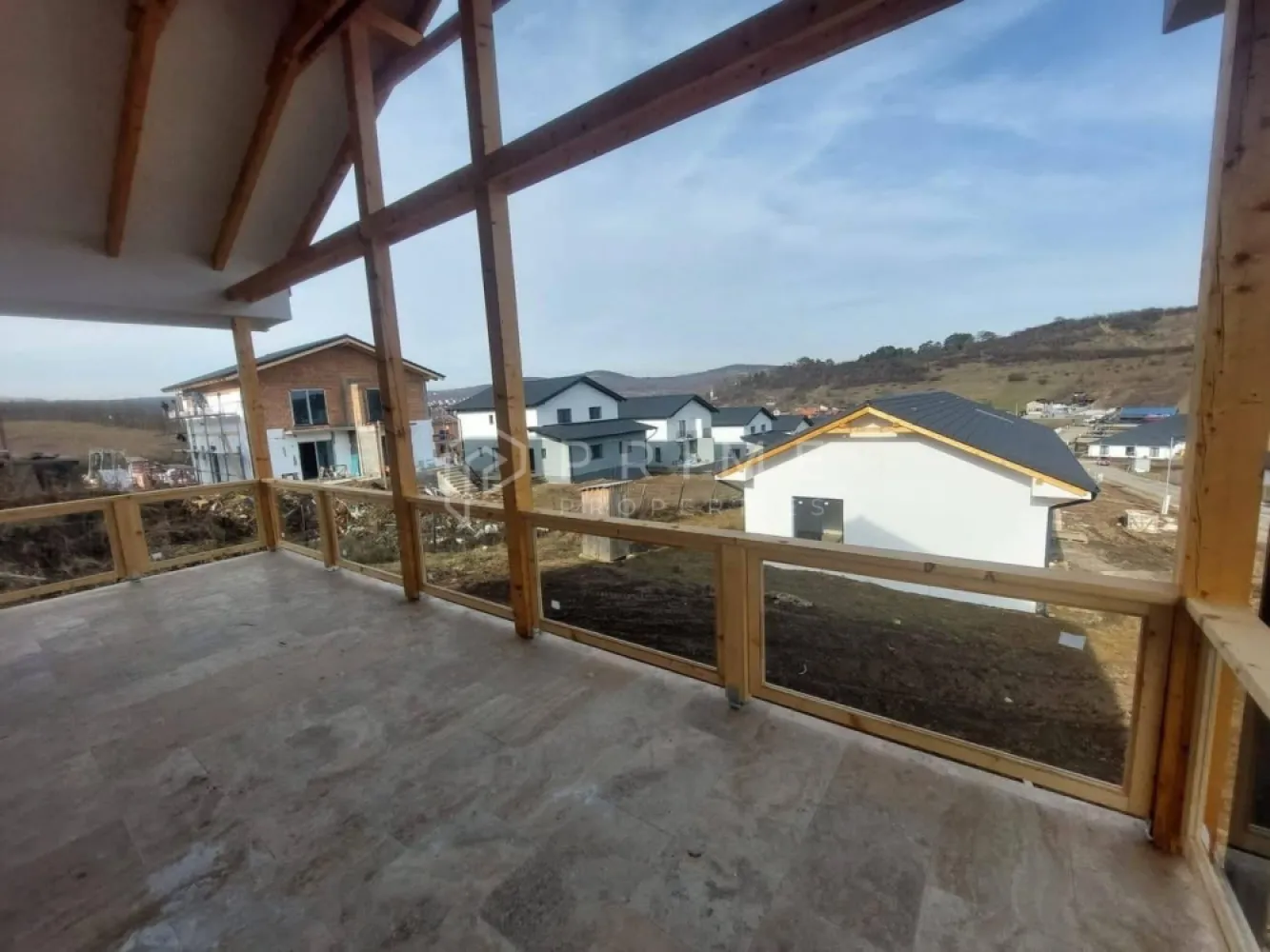 Vilă chalet modern cu perete panoramic de sticlă - Livezeni, Mureș