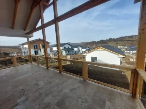 Vilă chalet modern cu perete panoramic de sticlă - Livezeni, Mureș