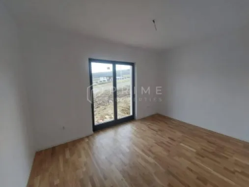 Vilă chalet modern cu perete panoramic de sticlă - Livezeni, Mureș