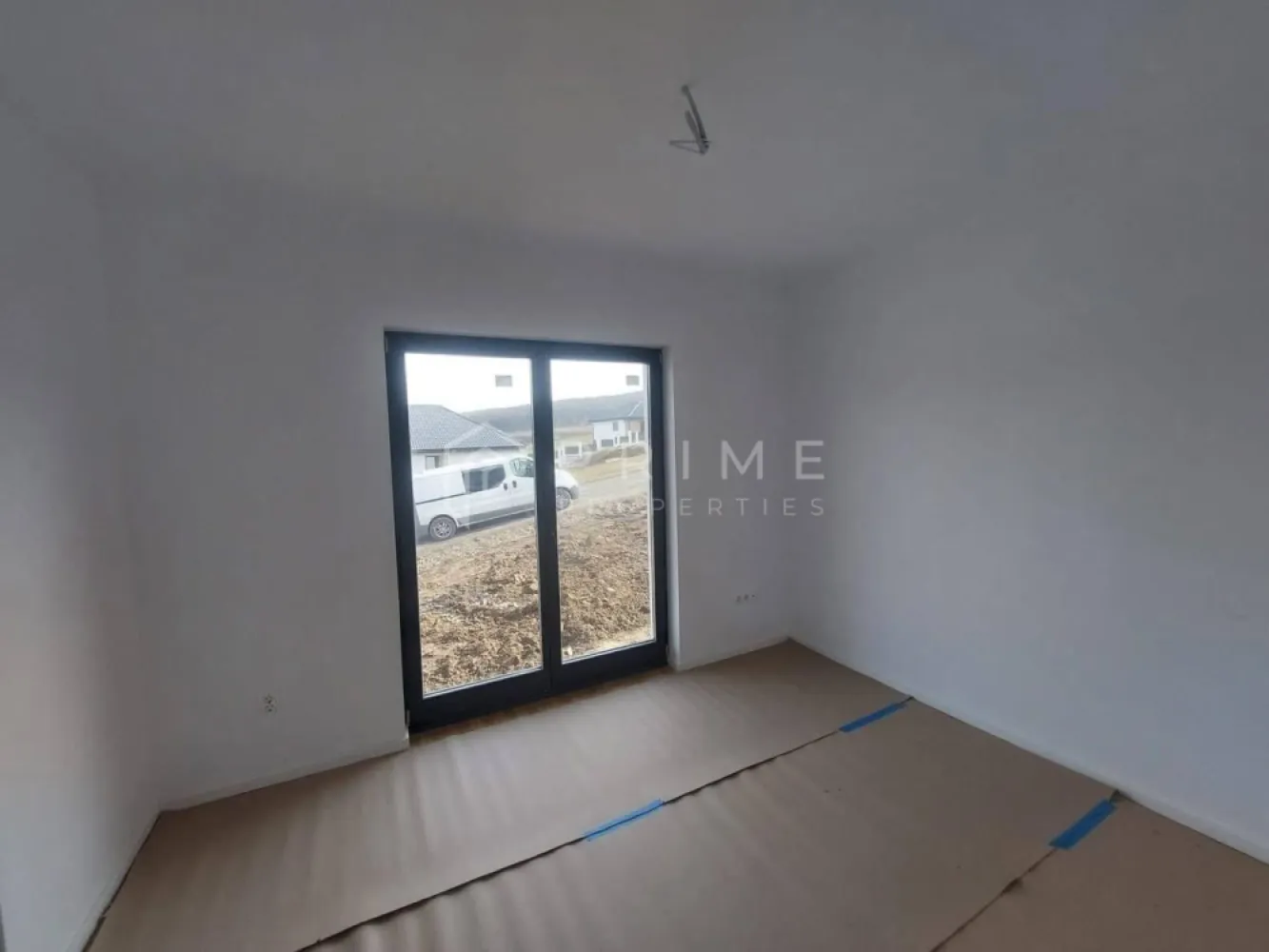 Vilă chalet modern cu perete panoramic de sticlă - Livezeni, Mureș