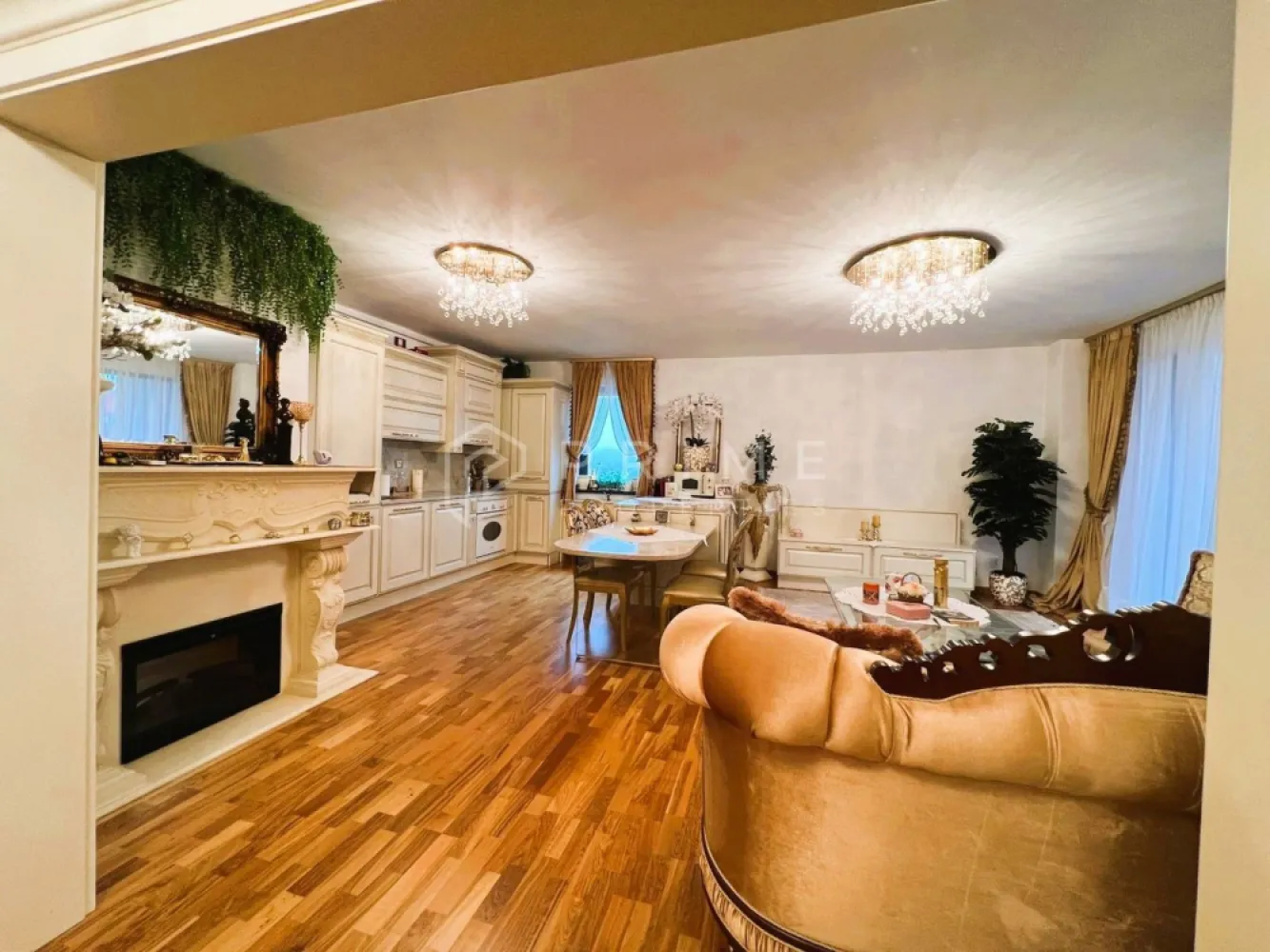 Apartament cu personalitate unică | Stil Old Spicy | Piese de colecție - Vă propunem spre vânzare un apartament cu adevărat special, situat în complexul Green Residence, la etajul 10, un spațiu care nu doar se locuiește, ci se trăiește. Amenajat într-un stil Old Spicy rafinat, acest apartament impresionează prin eleganță, detalii atent alese și piese de mobilier unicat.

Fiecare element spune o poveste și reflectă pasiunea pentru calitate și design autentic.

🔹 Design & amenajare
Mobilier Rovere din lemn masiv, realizat la comandă
Mânere cu pietre Swarovski, detalii fine care adaugă un plus de rafinament
Dulapuri din lemn masiv, atât pe hol, cât și în dormitor
Canapea comandată din Turcia, cu design elegant și confort superior
Măsuțe, corpuri de mobilier și iluminat aduse din Italia – Firenze, cu un aer sofisticat și autentic

Livingul este completat de un șemineu electric, care creează o atmosferă caldă și primitoare.

🔹 Spațiu & funcționalitate
Bucătărie deschisă, perfect integrată în zona de zi
Insulă centrală, ideală pentru socializare și funcționalitate
Scaune Rovere, în același stil, completând armonios întregul concept

Acest apartament este mai mult decât o proprietate – este o raritate pe piața din Târgu Mureș, dedicată celor care apreciază autenticitatea, calitatea și detaliile care fac diferența.

Dacă îți dorești un spațiu care să te reprezinte și să iasă din tipare, aceasta este alegerea perfectă.

Vă invităm să ne contactați pentru detalii suplimentare și pentru a descoperi această proprietate deosebită.