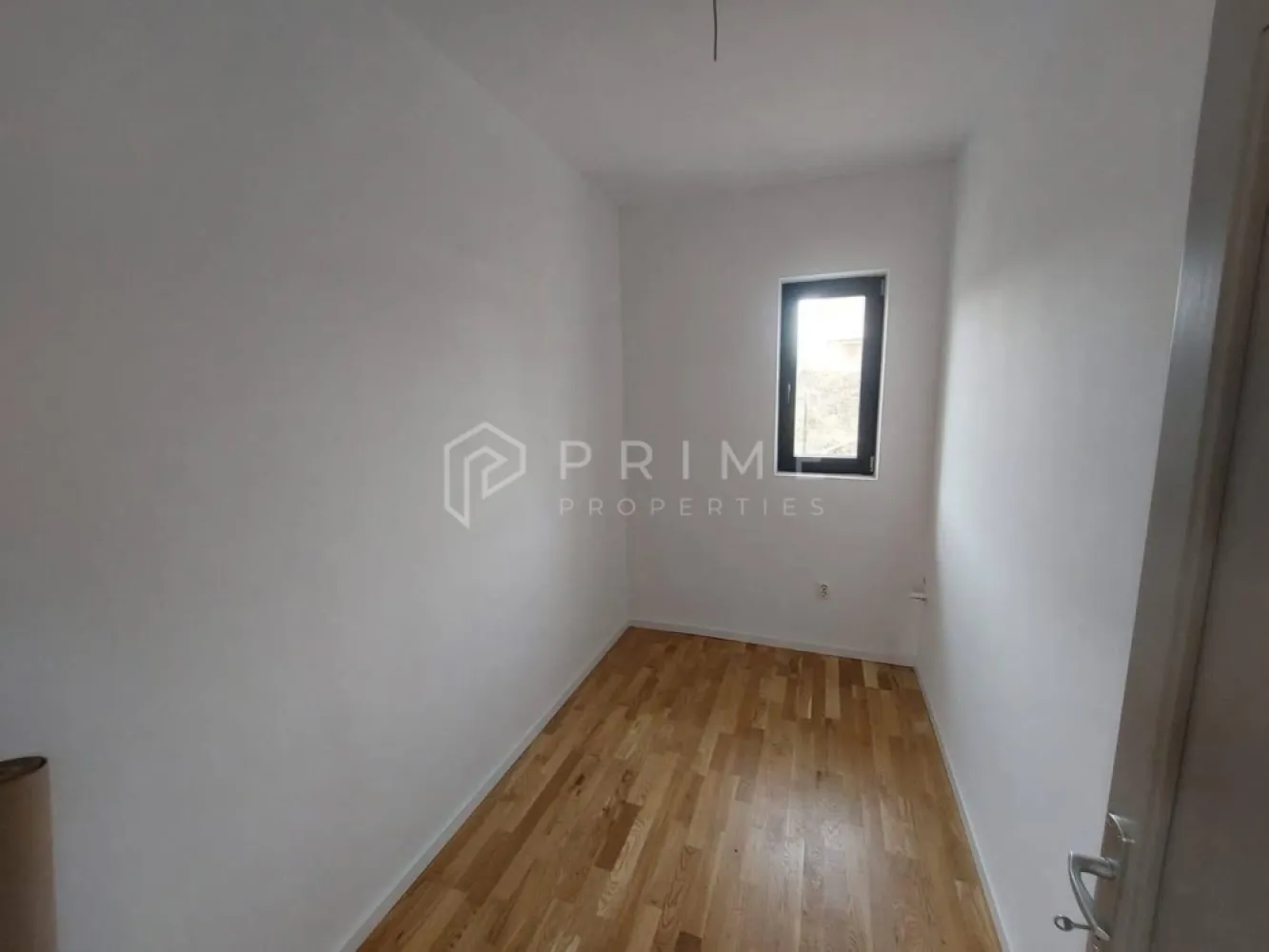 Vilă chalet modern cu perete panoramic de sticlă - Livezeni, Mureș