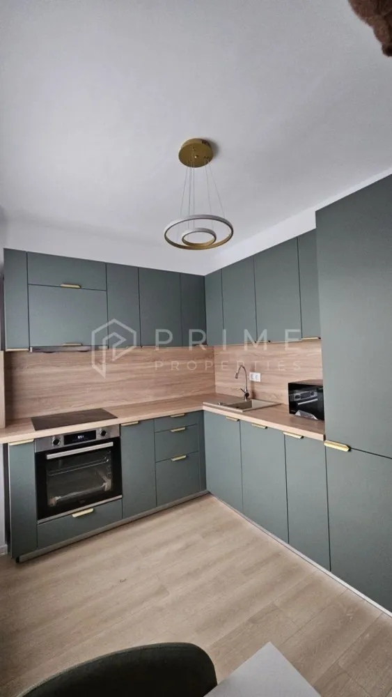 Apartament 2 camere decomandat - PRIMA ÎNCHIRIERE | Apartament 2 camere decomandat | Bloc Nou (2025) | Etaj 12 - Vedere Panoramică | Parcare Subterană

Descriere:
Echipa noastră vă propune spre închiriere, în regim de primă închiriere, un apartament deosebit cu 2 camere, situat în zona Gara Mare. Locuința se află la etajul 12 al unui imobil nou (finalizat în 2025), oferind o vedere panoramică spectaculoasă asupra orașului.
Cu o suprafață de 50 mp, apartamentul este complet decomandat și a fost amenajat cu mare atenție la detalii, fiind complet mobilat și utilat modern.

Compartimentare și Dotări:
Bucătărie închisă: Complet utilată (plită cu inducție, cuptor, hotă, mașină de spălat vase, frigider încorporat, cuptor cu microunde).
Living separat: Spațios, dotat cu canapea extensibilă și Smart TV.
Dormitor: Mobilat complet, dotat cu sistem de ventilație descentralizată (senzori CO2 și umiditate) pentru un confort optim și un somn odihnitor.
Baie: Echipată complet, inclusiv mașină de spălat rufe.
Balcon: Ideal pentru a savura priveliștea panoramică.

Detalii Imobil și Facilități:
Bloc izolat termic, dotat cu 2 lifturi moderne, videointerfon și acces securizat.
Încălzire cu centrală pe bloc.
Loc de parcare subteran cu acces direct la lift inclus în ofertă.

Localizare:
Zona este excelentă, cu acces rapid la Lidl, Selgros, spitalele Nova Vita și TopMed, școli și grădinițe. Centrul orașului se află la doar 15 minute de mers pe jos.

Condiții de închiriere:
Chirie apartament: 450€ / lună.
Loc de parcare subteran: 100€ / lună.

Garanție: Contravaloarea unei luni de chirie.
Disponibilitate: Imediată.
Profil chiriaș: Ideal pentru un cuplu. Nu se acceptă animale de companie sau fumatul în interior.

Comision agenție: 50% din prima lună de chirie.

Pentru mai multe informații sau pentru a programa o vizionare, vă rugăm să ne contactați. Vă așteptăm cu drag!