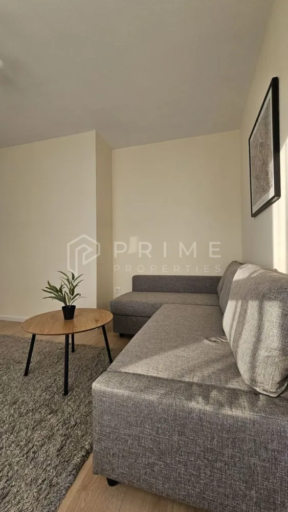 Apartament 2 camere decomandat - PRIMA ÎNCHIRIERE | Apartament 2 camere decomandat | Bloc Nou (2025) | Etaj 12 - Vedere Panoramică | Parcare Subterană

Descriere:
Echipa noastră vă propune spre închiriere, în regim de primă închiriere, un apartament deosebit cu 2 camere, situat în zona Gara Mare. Locuința se află la etajul 12 al unui imobil nou (finalizat în 2025), oferind o vedere panoramică spectaculoasă asupra orașului.
Cu o suprafață de 50 mp, apartamentul este complet decomandat și a fost amenajat cu mare atenție la detalii, fiind complet mobilat și utilat modern.

Compartimentare și Dotări:
Bucătărie închisă: Complet utilată (plită cu inducție, cuptor, hotă, mașină de spălat vase, frigider încorporat, cuptor cu microunde).
Living separat: Spațios, dotat cu canapea extensibilă și Smart TV.
Dormitor: Mobilat complet, dotat cu sistem de ventilație descentralizată (senzori CO2 și umiditate) pentru un confort optim și un somn odihnitor.
Baie: Echipată complet, inclusiv mașină de spălat rufe.
Balcon: Ideal pentru a savura priveliștea panoramică.

Detalii Imobil și Facilități:
Bloc izolat termic, dotat cu 2 lifturi moderne, videointerfon și acces securizat.
Încălzire cu centrală pe bloc.
Loc de parcare subteran cu acces direct la lift inclus în ofertă.

Localizare:
Zona este excelentă, cu acces rapid la Lidl, Selgros, spitalele Nova Vita și TopMed, școli și grădinițe. Centrul orașului se află la doar 15 minute de mers pe jos.

Condiții de închiriere:
Chirie apartament: 450€ / lună.
Loc de parcare subteran: 100€ / lună.

Garanție: Contravaloarea unei luni de chirie.
Disponibilitate: Imediată.
Profil chiriaș: Ideal pentru un cuplu. Nu se acceptă animale de companie sau fumatul în interior.

Comision agenție: 50% din prima lună de chirie.

Pentru mai multe informații sau pentru a programa o vizionare, vă rugăm să ne contactați. Vă așteptăm cu drag!