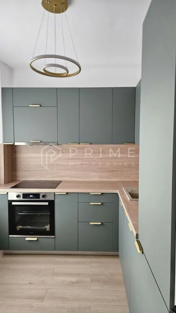 Apartament 2 camere decomandat - PRIMA ÎNCHIRIERE | Apartament 2 camere decomandat | Bloc Nou (2025) | Etaj 12 - Vedere Panoramică | Parcare Subterană

Descriere:
Echipa noastră vă propune spre închiriere, în regim de primă închiriere, un apartament deosebit cu 2 camere, situat în zona Gara Mare. Locuința se află la etajul 12 al unui imobil nou (finalizat în 2025), oferind o vedere panoramică spectaculoasă asupra orașului.
Cu o suprafață de 50 mp, apartamentul este complet decomandat și a fost amenajat cu mare atenție la detalii, fiind complet mobilat și utilat modern.

Compartimentare și Dotări:
Bucătărie închisă: Complet utilată (plită cu inducție, cuptor, hotă, mașină de spălat vase, frigider încorporat, cuptor cu microunde).
Living separat: Spațios, dotat cu canapea extensibilă și Smart TV.
Dormitor: Mobilat complet, dotat cu sistem de ventilație descentralizată (senzori CO2 și umiditate) pentru un confort optim și un somn odihnitor.
Baie: Echipată complet, inclusiv mașină de spălat rufe.
Balcon: Ideal pentru a savura priveliștea panoramică.

Detalii Imobil și Facilități:
Bloc izolat termic, dotat cu 2 lifturi moderne, videointerfon și acces securizat.
Încălzire cu centrală pe bloc.
Loc de parcare subteran cu acces direct la lift inclus în ofertă.

Localizare:
Zona este excelentă, cu acces rapid la Lidl, Selgros, spitalele Nova Vita și TopMed, școli și grădinițe. Centrul orașului se află la doar 15 minute de mers pe jos.

Condiții de închiriere:
Chirie apartament: 450€ / lună.
Loc de parcare subteran: 100€ / lună.

Garanție: Contravaloarea unei luni de chirie.
Disponibilitate: Imediată.
Profil chiriaș: Ideal pentru un cuplu. Nu se acceptă animale de companie sau fumatul în interior.

Comision agenție: 50% din prima lună de chirie.

Pentru mai multe informații sau pentru a programa o vizionare, vă rugăm să ne contactați. Vă așteptăm cu drag!
