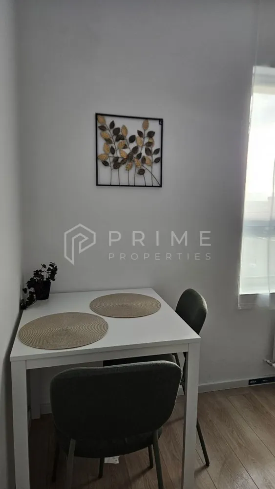 Apartament 2 camere decomandat - PRIMA ÎNCHIRIERE | Apartament 2 camere decomandat | Bloc Nou (2025) | Etaj 12 - Vedere Panoramică | Parcare Subterană

Descriere:
Echipa noastră vă propune spre închiriere, în regim de primă închiriere, un apartament deosebit cu 2 camere, situat în zona Gara Mare. Locuința se află la etajul 12 al unui imobil nou (finalizat în 2025), oferind o vedere panoramică spectaculoasă asupra orașului.
Cu o suprafață de 50 mp, apartamentul este complet decomandat și a fost amenajat cu mare atenție la detalii, fiind complet mobilat și utilat modern.

Compartimentare și Dotări:
Bucătărie închisă: Complet utilată (plită cu inducție, cuptor, hotă, mașină de spălat vase, frigider încorporat, cuptor cu microunde).
Living separat: Spațios, dotat cu canapea extensibilă și Smart TV.
Dormitor: Mobilat complet, dotat cu sistem de ventilație descentralizată (senzori CO2 și umiditate) pentru un confort optim și un somn odihnitor.
Baie: Echipată complet, inclusiv mașină de spălat rufe.
Balcon: Ideal pentru a savura priveliștea panoramică.

Detalii Imobil și Facilități:
Bloc izolat termic, dotat cu 2 lifturi moderne, videointerfon și acces securizat.
Încălzire cu centrală pe bloc.
Loc de parcare subteran cu acces direct la lift inclus în ofertă.

Localizare:
Zona este excelentă, cu acces rapid la Lidl, Selgros, spitalele Nova Vita și TopMed, școli și grădinițe. Centrul orașului se află la doar 15 minute de mers pe jos.

Condiții de închiriere:
Chirie apartament: 450€ / lună.
Loc de parcare subteran: 100€ / lună.

Garanție: Contravaloarea unei luni de chirie.
Disponibilitate: Imediată.
Profil chiriaș: Ideal pentru un cuplu. Nu se acceptă animale de companie sau fumatul în interior.

Comision agenție: 50% din prima lună de chirie.

Pentru mai multe informații sau pentru a programa o vizionare, vă rugăm să ne contactați. Vă așteptăm cu drag!