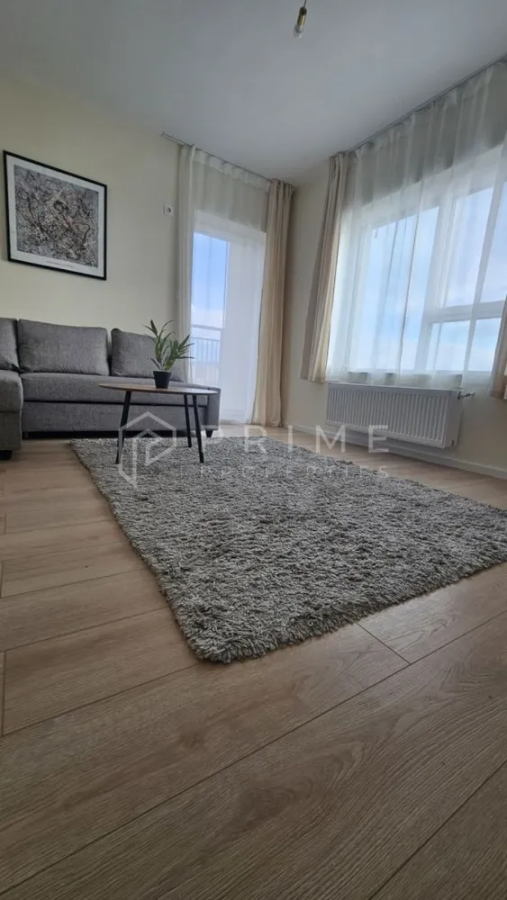 Apartament 2 camere decomandat - PRIMA ÎNCHIRIERE | Apartament 2 camere decomandat | Bloc Nou (2025) | Etaj 12 - Vedere Panoramică | Parcare Subterană

Descriere:
Echipa noastră vă propune spre închiriere, în regim de primă închiriere, un apartament deosebit cu 2 camere, situat în zona Gara Mare. Locuința se află la etajul 12 al unui imobil nou (finalizat în 2025), oferind o vedere panoramică spectaculoasă asupra orașului.
Cu o suprafață de 50 mp, apartamentul este complet decomandat și a fost amenajat cu mare atenție la detalii, fiind complet mobilat și utilat modern.

Compartimentare și Dotări:
Bucătărie închisă: Complet utilată (plită cu inducție, cuptor, hotă, mașină de spălat vase, frigider încorporat, cuptor cu microunde).
Living separat: Spațios, dotat cu canapea extensibilă și Smart TV.
Dormitor: Mobilat complet, dotat cu sistem de ventilație descentralizată (senzori CO2 și umiditate) pentru un confort optim și un somn odihnitor.
Baie: Echipată complet, inclusiv mașină de spălat rufe.
Balcon: Ideal pentru a savura priveliștea panoramică.

Detalii Imobil și Facilități:
Bloc izolat termic, dotat cu 2 lifturi moderne, videointerfon și acces securizat.
Încălzire cu centrală pe bloc.
Loc de parcare subteran cu acces direct la lift inclus în ofertă.

Localizare:
Zona este excelentă, cu acces rapid la Lidl, Selgros, spitalele Nova Vita și TopMed, școli și grădinițe. Centrul orașului se află la doar 15 minute de mers pe jos.

Condiții de închiriere:
Chirie apartament: 450€ / lună.
Loc de parcare subteran: 100€ / lună.

Garanție: Contravaloarea unei luni de chirie.
Disponibilitate: Imediată.
Profil chiriaș: Ideal pentru un cuplu. Nu se acceptă animale de companie sau fumatul în interior.

Comision agenție: 50% din prima lună de chirie.

Pentru mai multe informații sau pentru a programa o vizionare, vă rugăm să ne contactați. Vă așteptăm cu drag!