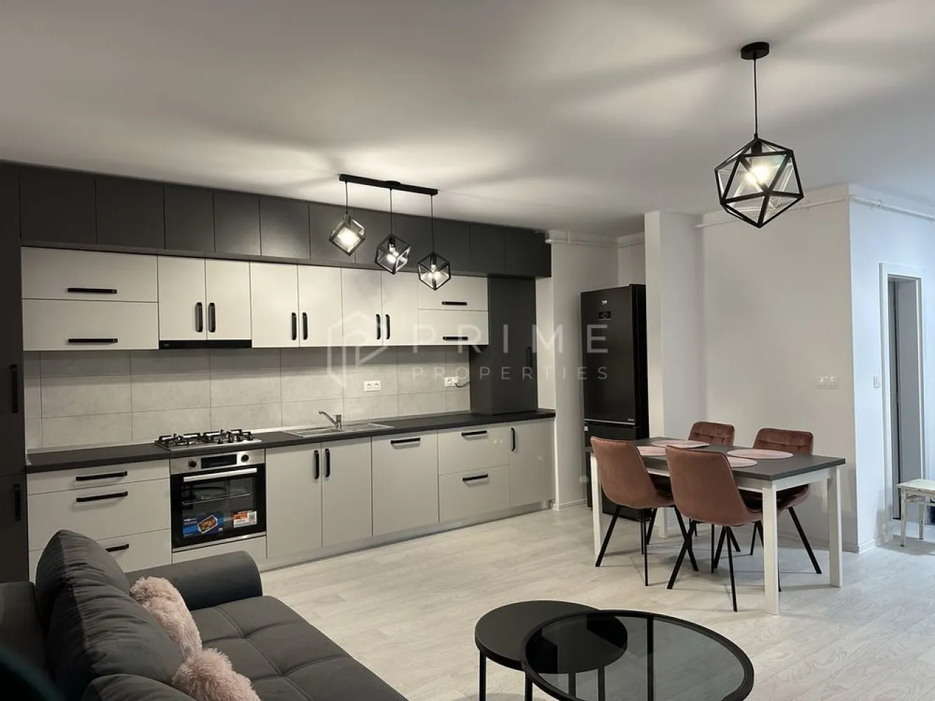 PRIMA INCHIRIERE | Maurer Residence 2025 | Parcare si Boxa Incluse | S - Echipa noastra va propune spre inchiriere un apartament nou cu 2 camere, confort I, decomandat, situat in cartierul rezidential Maurer, pe strada Ion Heliade Radulescu. Locuinta se afla la doar 5 minute de centrul orasului Targu Mures, intr-un bloc finalizat in anul 2025, dotat cu 2 lifturi si interfon.

Apartamentul are o suprafata utila de 56 mp, la care se adauga un balcon generos de 10,44 mp.

Compartimentare si Finisaje:
Zona de zi tip open space care include camera de zi si bucataria.
Dormitor separat, baie si hol.
O camera de depozitare (debara) in interiorul apartamentului.
Dotat cu geamuri termopan, gresie, faianta, parchet laminat si usa metalica la intrare.

Dotari si Facilitati:
Se inchiriaza complet mobilat si utilat cu mobila noua si electrocasnice moderne.
Bucataria este echipata cu: combina frigorifica, plita cu inductie, cuptor electric, hota si masina de spalat vase.
Include masina de spalat haine.
In pretul chiriei sunt incluse un loc de parcare privata situat direct in fata blocului si o boxa de depozitare la subsol.

Conditii de inchiriere:
Pret chirie: 420 Euro / luna.
Garantie: Contravaloarea unei luni de chirie.

Comision agentie: 50% din contravaloarea primei chirii.

Pentru mai multe detalii sau pentru a programa o vizionare, vă rugăm să ne contactați.