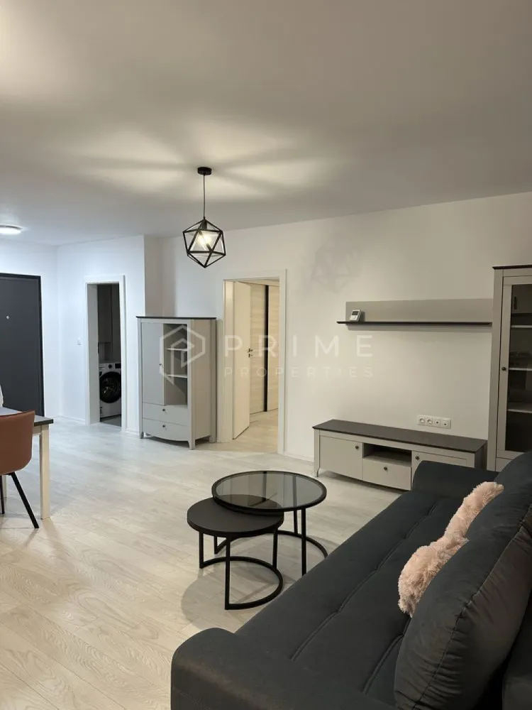 PRIMA INCHIRIERE | Maurer Residence 2025 | Parcare si Boxa Incluse | S - Echipa noastra va propune spre inchiriere un apartament nou cu 2 camere, confort I, decomandat, situat in cartierul rezidential Maurer, pe strada Ion Heliade Radulescu. Locuinta se afla la doar 5 minute de centrul orasului Targu Mures, intr-un bloc finalizat in anul 2025, dotat cu 2 lifturi si interfon.

Apartamentul are o suprafata utila de 56 mp, la care se adauga un balcon generos de 10,44 mp.

Compartimentare si Finisaje:
Zona de zi tip open space care include camera de zi si bucataria.
Dormitor separat, baie si hol.
O camera de depozitare (debara) in interiorul apartamentului.
Dotat cu geamuri termopan, gresie, faianta, parchet laminat si usa metalica la intrare.

Dotari si Facilitati:
Se inchiriaza complet mobilat si utilat cu mobila noua si electrocasnice moderne.
Bucataria este echipata cu: combina frigorifica, plita cu inductie, cuptor electric, hota si masina de spalat vase.
Include masina de spalat haine.
In pretul chiriei sunt incluse un loc de parcare privata situat direct in fata blocului si o boxa de depozitare la subsol.

Conditii de inchiriere:
Pret chirie: 420 Euro / luna.
Garantie: Contravaloarea unei luni de chirie.

Comision agentie: 50% din contravaloarea primei chirii.

Pentru mai multe detalii sau pentru a programa o vizionare, vă rugăm să ne contactați.