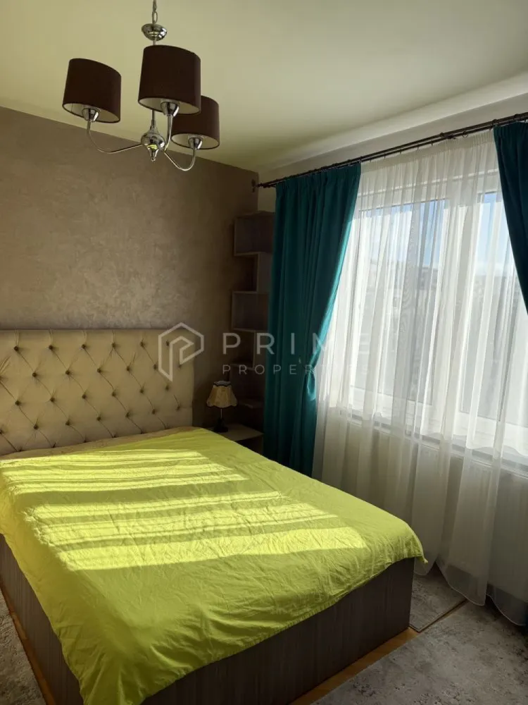 Apartament 3 camere de închiriat zona Tudor, Cutezanței - Vă prezentăm spre închiriere pe termen lung apartament cu 3 camere, 75mp, etaj 4 din 4, in Tudor strada Cutezanței.
Apartamentul este mobilat și utilat complet gata de locuit.
- Camere 3
- Bucataria open space
- Baie 2
- Balcon
-Tv,WiFii,
-Veselă și tacâmuri la bucătărie
-Masina de spalat haine
-Uscator de rufe
-Electrocasnice,cuptor microunde,sandwish maker, mașină cafea filtru. 
In apropiere se afla stației autobuz/taxi,magazinele Kaufland/Lidl ,Piata agroalimentară,Parc ,loc de joacă.

La Prime Properties, fiecare tranzacție înseamnă mai mult decât o simplă achiziție – este un proces complet, în care colaborăm cu cei mai buni profesioniști: notari, avocați, evaluatori, specialiști în certificate energetice și consultanți de credite imobiliare.
Astfel, atunci când alegi o proprietate prin noi, primești la pachet siguranță, transparență și servicii impecabile pe tot parcursul drumului tău către casa ideală.

Ne dedicăm 100% fiecărui client, iar asta se reflectă în rezultate și în încrederea pe care o primim înapoi prin recomandările lor.
Această proprietate nu este exact ceea ce cauți?
Lasă-ne să îți găsim alternativa potrivită. Agentul tău Prime îți va oferi soluții avantajoase, adaptate stilului tău de viață.
Contactează-ne astăzi. Până acum nu am dezamăgit niciun client – și nu vom începe cu tine.
Comision: 50% din valoarea unei chirii lunare