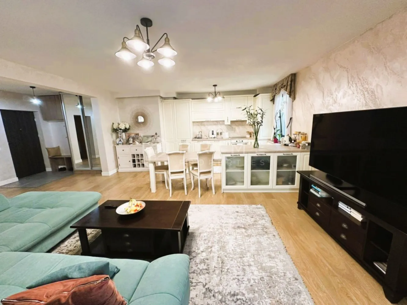 Apartament 2 camere | Green Residence | Etaj 10 | Vedere panoramică - Vă propunem spre vânzare un apartament modern, situat în Green Residence, la etajul 10, cu o panoramă superbă asupra orașului și o lumină naturală excelentă.

🔹 Detalii principale:
Suprafață utilă: 64 mp
Balcon: 8 mp
2 camere
Etaj 10

Apartamentul beneficiază de o compartimentare compactă și bine gândită, în care spațiile comunică armonios:

Living luminos cu bucătărie open-space
Ieșire directă pe balcon din zona de zi
Dormitor confortabil
Baie modernă

Zona de living și bucătărie creează un spațiu aerisit, ideal atât pentru relaxare, cât și pentru socializare.

✨ Design & dotări
Complet mobilat și utilat, într-un stil modern și elegant
Mobilier de calitate, ales cu bun gust
Finisaje contemporane
Apartament pregătit pentru mutare imediată

🌆 Balconul de 8 mp oferă o vedere panoramică spectaculoasă asupra orașului – locul perfect pentru momente de relaxare.

Un apartament ideal atât pentru locuit, cât și pentru investiție, într-un complex modern și apreciat.
Vă invităm să ne contactați pentru detalii suplimentare și programarea unei vizionări.