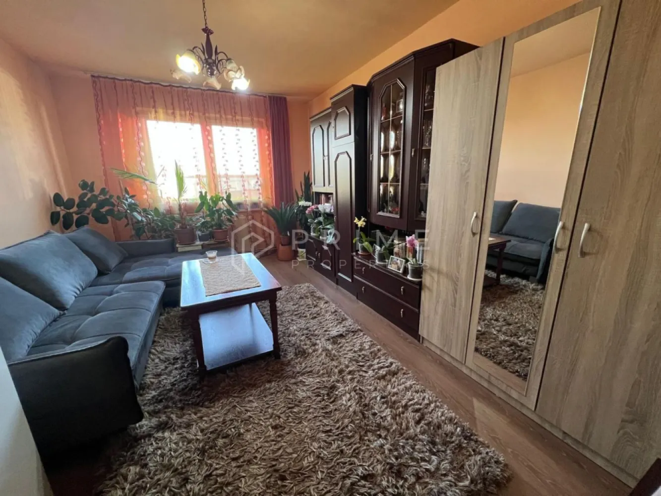 Apartament cu 3 camere decomandat, Sângeorgiu de Mureș - Vă propunem spre vânzare apartament cu 3 camere în regim decomandat, situat la parter, în Sângeorgiu de Mureș. 
Suprafața utilă de 70 mp este eficient compartimentată în living, două dormitoare. două băi separate, debara, cămară.
Apartamentul necesită lucrări de renovare, ceea ce îl face ideal atât pentru investitori, cât și pentru familiile care doresc să personalizeze spațiul după propriile preferințe.
Proprietatea se află la câțiva pași de magazinele de proximitate, școală generală, grădiniță, și de stația de transport în comun cu legătură directă spre Târgu Mureș. 

La Prime Properties, fiecare tranzacție înseamnă mai mult decât o simplă achiziție – este un proces complet, în care colaborăm cu cei mai buni profesioniști: notari, avocați, designeri, arhitecți, evaluatori, specialiști în certificate energetice, consultanți de credite imobiliare.
Astfel, atunci când alegi o proprietate prin noi, primești la pachet și siguranță, transparență și servicii impecabile pe tot parcursul drumului tău către casa ideală.
Ne dedicăm 100% fiecărui client, iar asta se reflectă în rezultate și în încrederea pe care o primim înapoi prin recomandările lor.
Proprietatea aceasta nu se potrivește exact nevoilor tale?
Lasă-ne să îți găsim alternativa potrivită. Agentul nostru îți va oferi soluții avantajoase și adaptate stilului tău de viață.
📞 Contactează-ne astăzi. Până acum nu am dezamăgit niciun client – și nu vom începe cu tine.
Comision 0% pentru cumpărători