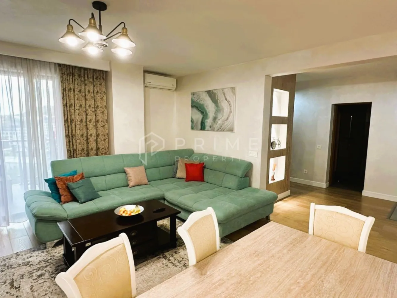 Apartament 2 camere | Green Residence | Etaj 10 | Vedere panoramică - Vă propunem spre vânzare un apartament modern, situat în Green Residence, la etajul 10, cu o panoramă superbă asupra orașului și o lumină naturală excelentă.

🔹 Detalii principale:
Suprafață utilă: 64 mp
Balcon: 8 mp
2 camere
Etaj 10

Apartamentul beneficiază de o compartimentare compactă și bine gândită, în care spațiile comunică armonios:

Living luminos cu bucătărie open-space
Ieșire directă pe balcon din zona de zi
Dormitor confortabil
Baie modernă

Zona de living și bucătărie creează un spațiu aerisit, ideal atât pentru relaxare, cât și pentru socializare.

✨ Design & dotări
Complet mobilat și utilat, într-un stil modern și elegant
Mobilier de calitate, ales cu bun gust
Finisaje contemporane
Apartament pregătit pentru mutare imediată

🌆 Balconul de 8 mp oferă o vedere panoramică spectaculoasă asupra orașului – locul perfect pentru momente de relaxare.

Un apartament ideal atât pentru locuit, cât și pentru investiție, într-un complex modern și apreciat.
Vă invităm să ne contactați pentru detalii suplimentare și programarea unei vizionări.