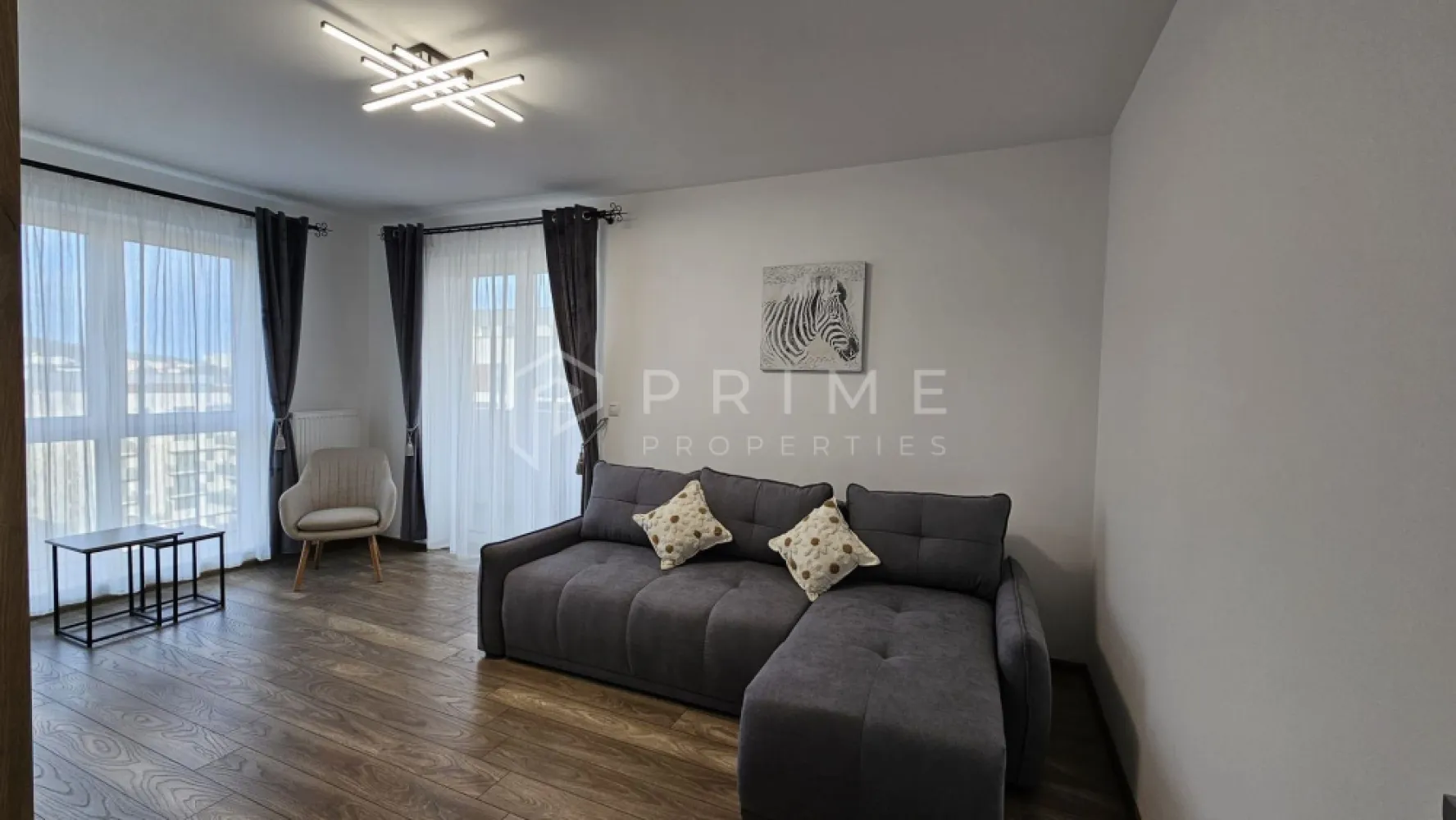 PRIMA ÎNCHIRIERE | Maurer Residence | Vedere Panoramică | Parcare - Echipa noastră vă propune spre închiriere un apartament deosebit, situat în cartierul rezidențial Maurer. Locuința se află la prima închiriere, oferind avantajul unui spațiu nou, impecabil, definit prin luminozitate și o priveliște panoramică impresionantă asupra orașului.

Apartamentul are o suprafață utilă de 60 mp, este confort 1, complet decomandat și situat la etajul 7 al unui imobil cu 10 niveluri. Blocul este izolat termic, asigurând costuri reduse pentru încălzire, și este dotat cu două lifturi moderne.

Compartimentare și Dotări:
Spațiul interior este optimizat pentru un confort sporit și cuprinde:
Living primitor și luminos.
Dormitor spațios.
Bucătărie complet mobilată și utilată.
Baie modernă.
Hol de acces și un dressing dedicat pentru depozitare.
Balcon deschis cu vedere panoramică.

Finisaje și Detalii Tehnice:
Dotat cu centrală termică proprie și geamuri termopan triplex pentru o izolare fonică și termică superioară.
Finisaje de calitate: gresie, faianță, parchet melaminat și ușă metalică la intrare.
Complet mobilat și utilat cu electrocasnicele necesare.

Facilități Incluse:
Loc de parcare spațios, situat într-o zonă vizibilă direct din balcon.
Boxă de depozitare la subsolul imobilului.

Condiții de închiriere:
Preț chirie: 450 Euro / lună.
Garanție: Contravaloarea a două luni de chirie.
Restricții: Nu se acceptă animale de companie.

Comision agenție: 50% din contravaloarea primei chirii.