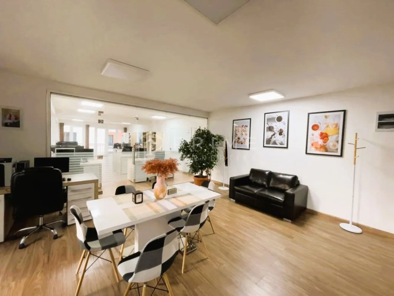 Spațiu premium pentru birouuri + terasă, în zona centrală - Vă propunem spre închiriere un spațiu de birou modern, situat la etajul 2 al unei clădiri noi, amplasată într-o zonă centrală și ușor accesibilă.

Spațiul are o suprafață generoasă de 95 mp amenajat în regim open space. În plus, beneficiați de un grup sanitar de 6 mp și de o terasă spațioasă de 90 mp, ideală pentru momentele de relaxare sau întâlniri în aer liber.

Dotări și beneficii:
– Sistem de climatizare prin ventiloconvectoare – confortabil și economic, asigurând temperatură ideală în orice sezon;
– Izolație cu vată bazaltică, pentru eficiență termică și acustică sporită;
– Geamuri tripan de înalt ă calitate orientate spre sud și nord, ce asigură lumină naturală pe tot parcursul zilei;
- linie de bucătărie cu tot ceea ce este necesar
- sisteme suplimentare de siguranță + contract cu firma de pază
- rețea internet de mare viteză cu multiple conexiuni
– Dotări și finisaje moderne
- fără mobilier

Spațiul oferă un mediu luminos, elegant și eficient energetic – perfect pentru o echipă care apreciază confortul, funcționalitatea și imaginea profesională.