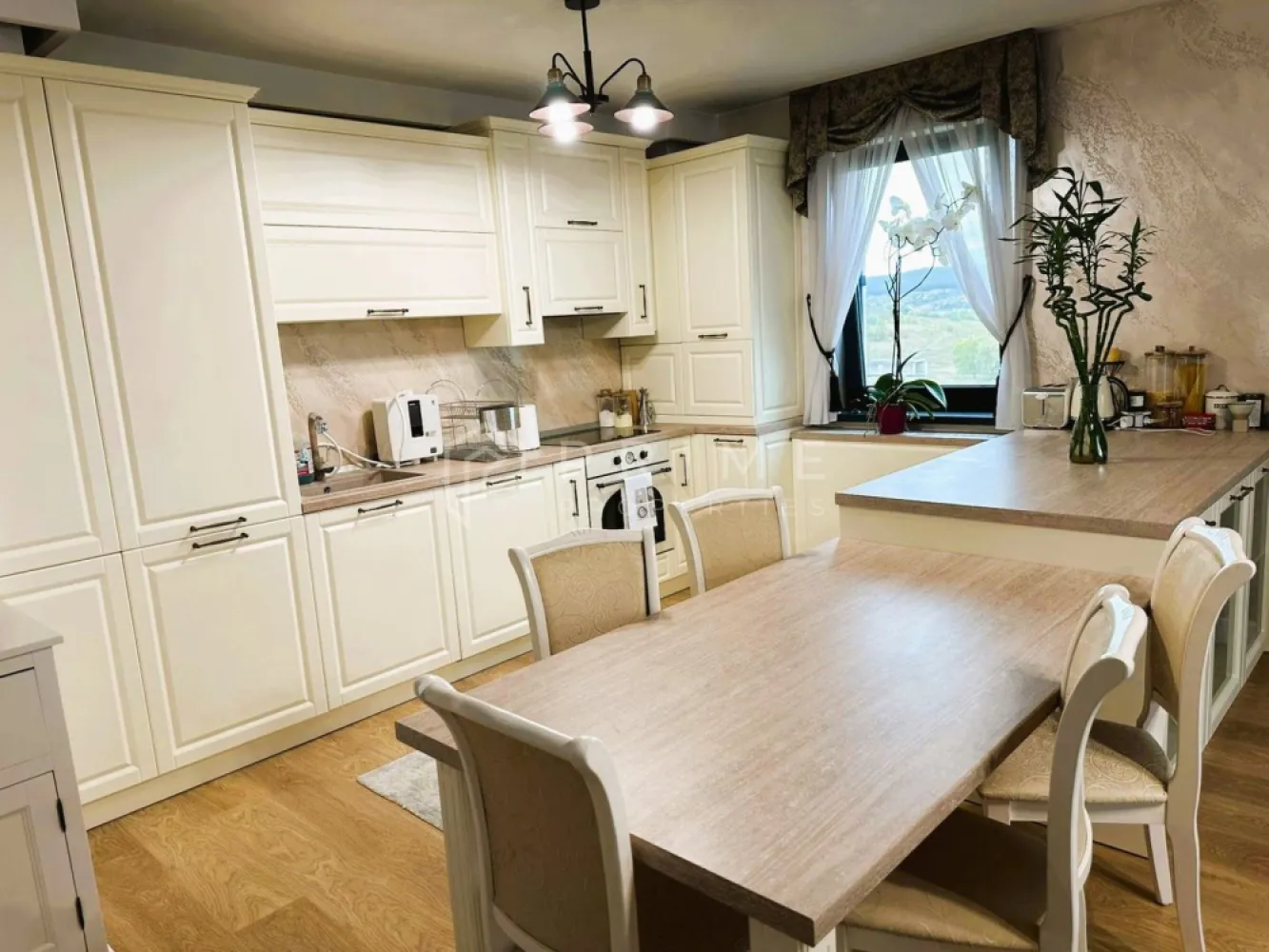 Apartament 2 camere | Green Residence | Etaj 10 | Vedere panoramică - Vă propunem spre vânzare un apartament modern, situat în Green Residence, la etajul 10, cu o panoramă superbă asupra orașului și o lumină naturală excelentă.

🔹 Detalii principale:
Suprafață utilă: 64 mp
Balcon: 8 mp
2 camere
Etaj 10

Apartamentul beneficiază de o compartimentare compactă și bine gândită, în care spațiile comunică armonios:

Living luminos cu bucătărie open-space
Ieșire directă pe balcon din zona de zi
Dormitor confortabil
Baie modernă

Zona de living și bucătărie creează un spațiu aerisit, ideal atât pentru relaxare, cât și pentru socializare.

✨ Design & dotări
Complet mobilat și utilat, într-un stil modern și elegant
Mobilier de calitate, ales cu bun gust
Finisaje contemporane
Apartament pregătit pentru mutare imediată

🌆 Balconul de 8 mp oferă o vedere panoramică spectaculoasă asupra orașului – locul perfect pentru momente de relaxare.

Un apartament ideal atât pentru locuit, cât și pentru investiție, într-un complex modern și apreciat.
Vă invităm să ne contactați pentru detalii suplimentare și programarea unei vizionări.