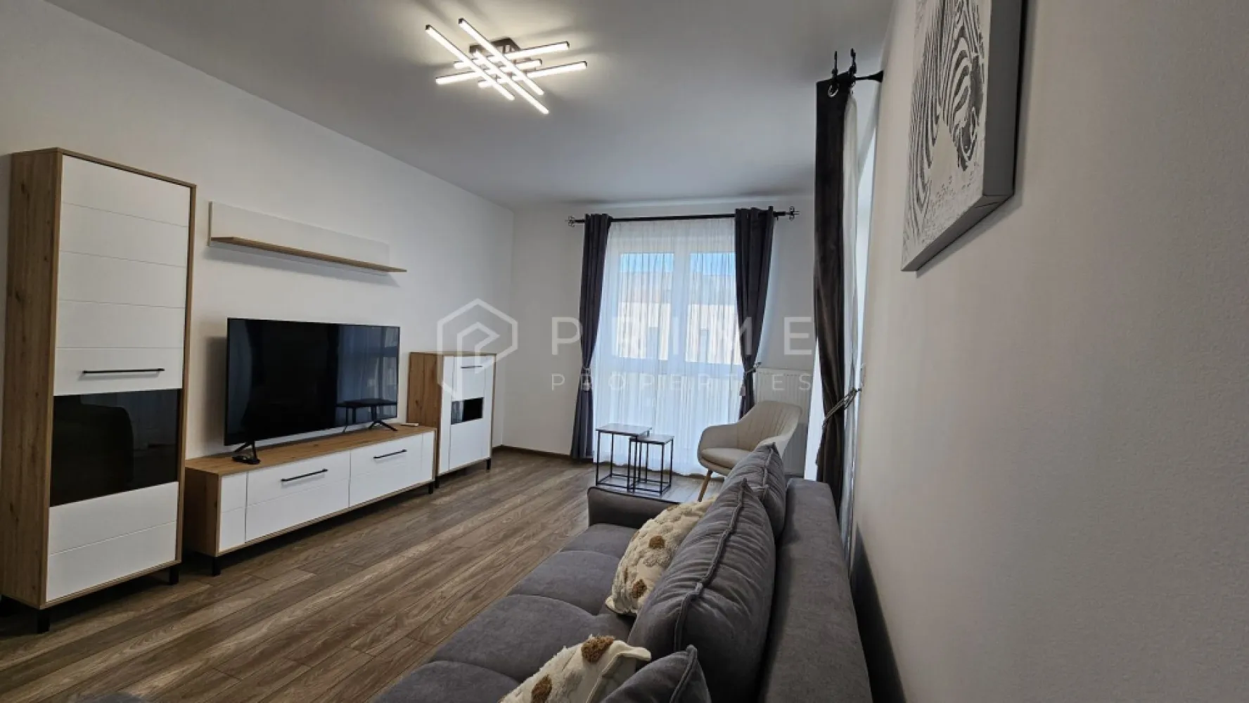 PRIMA ÎNCHIRIERE | Maurer Residence | Vedere Panoramică | Parcare - Echipa noastră vă propune spre închiriere un apartament deosebit, situat în cartierul rezidențial Maurer. Locuința se află la prima închiriere, oferind avantajul unui spațiu nou, impecabil, definit prin luminozitate și o priveliște panoramică impresionantă asupra orașului.

Apartamentul are o suprafață utilă de 60 mp, este confort 1, complet decomandat și situat la etajul 7 al unui imobil cu 10 niveluri. Blocul este izolat termic, asigurând costuri reduse pentru încălzire, și este dotat cu două lifturi moderne.

Compartimentare și Dotări:
Spațiul interior este optimizat pentru un confort sporit și cuprinde:
Living primitor și luminos.
Dormitor spațios.
Bucătărie complet mobilată și utilată.
Baie modernă.
Hol de acces și un dressing dedicat pentru depozitare.
Balcon deschis cu vedere panoramică.

Finisaje și Detalii Tehnice:
Dotat cu centrală termică proprie și geamuri termopan triplex pentru o izolare fonică și termică superioară.
Finisaje de calitate: gresie, faianță, parchet melaminat și ușă metalică la intrare.
Complet mobilat și utilat cu electrocasnicele necesare.

Facilități Incluse:
Loc de parcare spațios, situat într-o zonă vizibilă direct din balcon.
Boxă de depozitare la subsolul imobilului.

Condiții de închiriere:
Preț chirie: 450 Euro / lună.
Garanție: Contravaloarea a două luni de chirie.
Restricții: Nu se acceptă animale de companie.

Comision agenție: 50% din contravaloarea primei chirii.