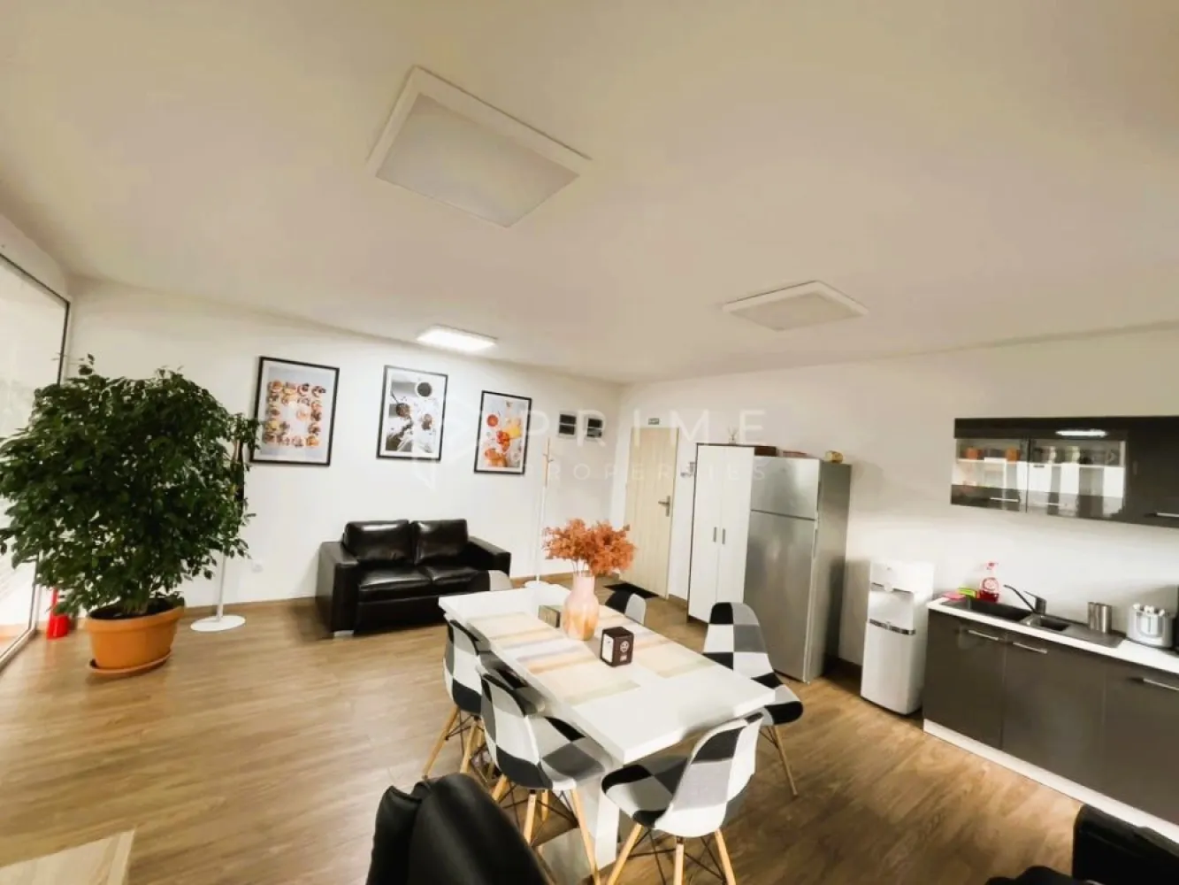 Spațiu premium pentru birouuri + terasă, în zona centrală - Vă propunem spre închiriere un spațiu de birou modern, situat la etajul 2 al unei clădiri noi, amplasată într-o zonă centrală și ușor accesibilă.

Spațiul are o suprafață generoasă de 95 mp amenajat în regim open space. În plus, beneficiați de un grup sanitar de 6 mp și de o terasă spațioasă de 90 mp, ideală pentru momentele de relaxare sau întâlniri în aer liber.

Dotări și beneficii:
– Sistem de climatizare prin ventiloconvectoare – confortabil și economic, asigurând temperatură ideală în orice sezon;
– Izolație cu vată bazaltică, pentru eficiență termică și acustică sporită;
– Geamuri tripan de înalt ă calitate orientate spre sud și nord, ce asigură lumină naturală pe tot parcursul zilei;
- linie de bucătărie cu tot ceea ce este necesar
- sisteme suplimentare de siguranță + contract cu firma de pază
- rețea internet de mare viteză cu multiple conexiuni
– Dotări și finisaje moderne
- fără mobilier

Spațiul oferă un mediu luminos, elegant și eficient energetic – perfect pentru o echipă care apreciază confortul, funcționalitatea și imaginea profesională.
