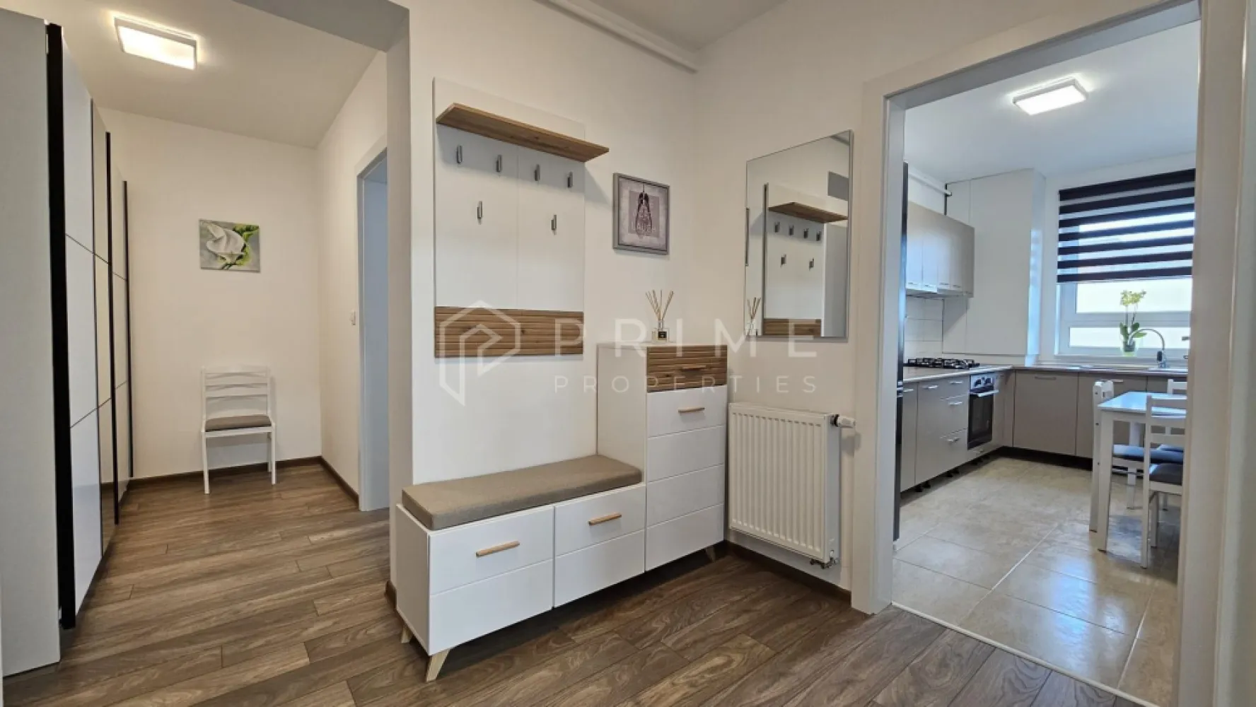 PRIMA ÎNCHIRIERE | Maurer Residence | Vedere Panoramică | Parcare - Echipa noastră vă propune spre închiriere un apartament deosebit, situat în cartierul rezidențial Maurer. Locuința se află la prima închiriere, oferind avantajul unui spațiu nou, impecabil, definit prin luminozitate și o priveliște panoramică impresionantă asupra orașului.

Apartamentul are o suprafață utilă de 60 mp, este confort 1, complet decomandat și situat la etajul 7 al unui imobil cu 10 niveluri. Blocul este izolat termic, asigurând costuri reduse pentru încălzire, și este dotat cu două lifturi moderne.

Compartimentare și Dotări:
Spațiul interior este optimizat pentru un confort sporit și cuprinde:
Living primitor și luminos.
Dormitor spațios.
Bucătărie complet mobilată și utilată.
Baie modernă.
Hol de acces și un dressing dedicat pentru depozitare.
Balcon deschis cu vedere panoramică.

Finisaje și Detalii Tehnice:
Dotat cu centrală termică proprie și geamuri termopan triplex pentru o izolare fonică și termică superioară.
Finisaje de calitate: gresie, faianță, parchet melaminat și ușă metalică la intrare.
Complet mobilat și utilat cu electrocasnicele necesare.

Facilități Incluse:
Loc de parcare spațios, situat într-o zonă vizibilă direct din balcon.
Boxă de depozitare la subsolul imobilului.

Condiții de închiriere:
Preț chirie: 450 Euro / lună.
Garanție: Contravaloarea a două luni de chirie.
Restricții: Nu se acceptă animale de companie.

Comision agenție: 50% din contravaloarea primei chirii.