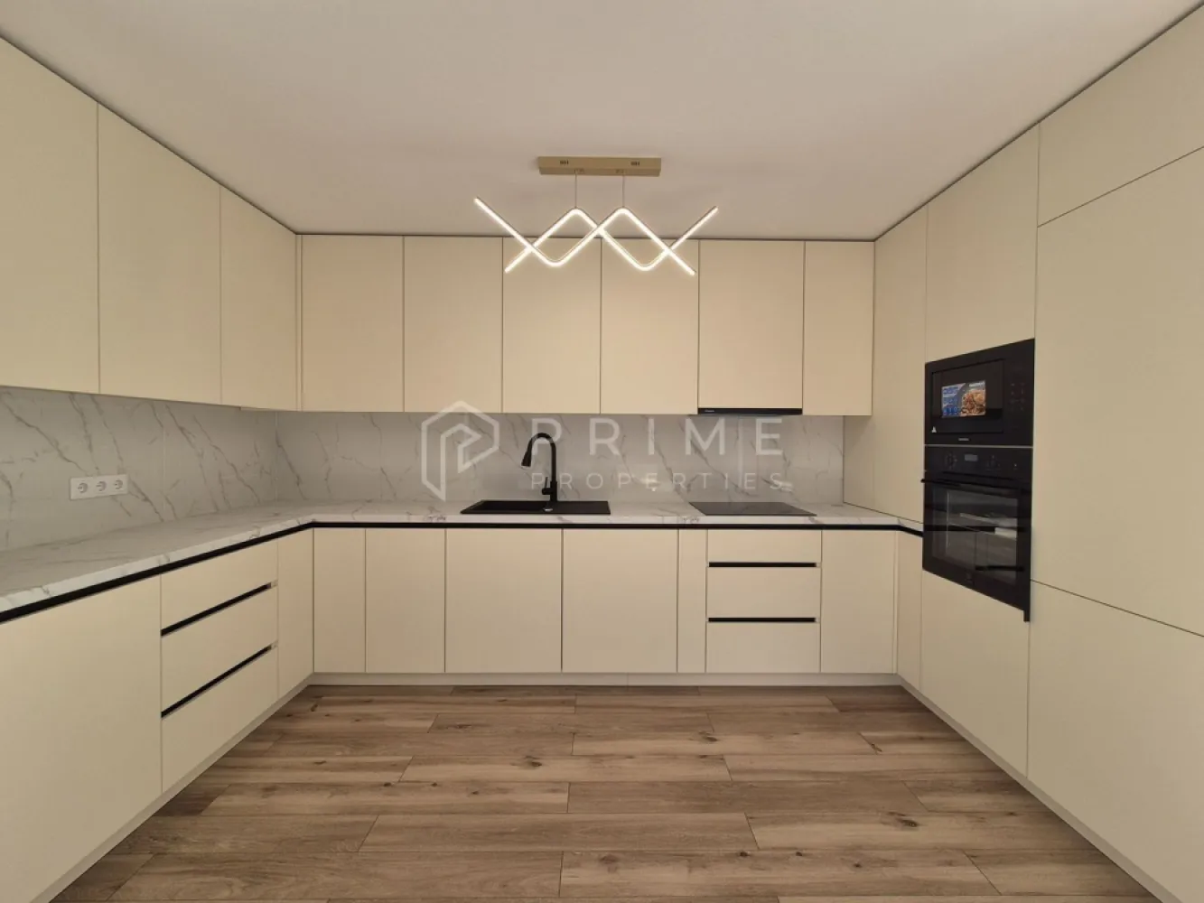 PRIMA ÎNCHIRIERE | Apartament Premium 2 Camere | Cartier Unirii | Parc - Echipa noastră vă invită să descoperiți un apartament nou, situat într-un imobil proaspăt finalizat pe strada Prof. Dr. Vasile Săbădeanu, în cartierul Unirii. Această proprietate premium, aflată la prima închiriere, îmbină perfect eleganța designului modern cu eficiența unui spațiu configurat pentru relaxare.

Design & Atmosferă:
Interiorul impresionează prin culori calde și texturi naturale, fiind creat special pentru a oferi confortul unui adevărat cămin:
Living luminos (22.3 mp): Un spațiu aerisit și primitor, unde lumina naturală pune în valoare mobilierul de calitate și corpurile de iluminat cu design sculptural.
Bucătărie cu personalitate (8.9 mp): Mobilier modern, complet funcțional și utilat pentru orice nevoie culinară.
Dormitor (13.8 mp): Un sanctuar de odihnă liniștit, elegant și spațios.
Terasă privată (7.1 mp): Locul perfect pentru cafeaua de dimineață, fiind o extensie naturală a zonei de zi.

Confort & Beneficii incluse:
Suprafață: 58.4 mp utili (65.5 mp totali).
Dotări: Totul este nou (mobilier, electrocasnice).
Depozitare & Parcare: Boxă proprie și loc de parcare, ambele incluse în preț.
Acces: Etaj 1, într-un bloc dotat cu lift modern pentru un plus de confort.

Condiții de închiriere:
Preț: 550 Euro / lună (Parcare și boxă incluse).
Garanție: Contravaloarea a 2 luni de chirie.
Comision agenție: 50% din prima lună de chirie.

Dacă sunteți în căutarea unui loc care să vă facă să spuneți „am ajuns acasă” în fiecare seară, vă așteptăm cu drag la o vizionare pentru a descoperi personal acest spațiu unic!