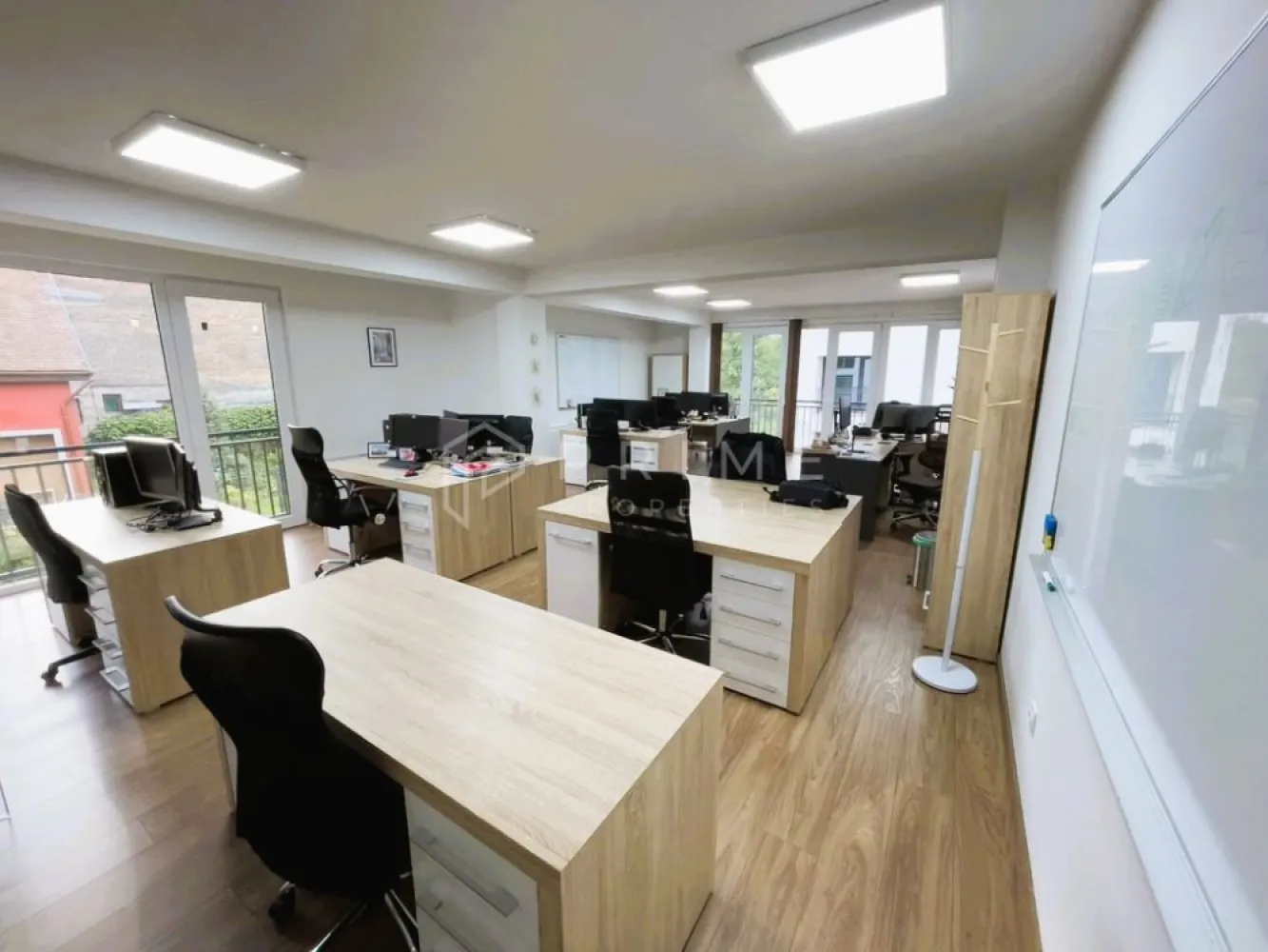 Spațiu premium pentru birouuri + terasă, în zona centrală - Vă propunem spre închiriere un spațiu de birou modern, situat la etajul 2 al unei clădiri noi, amplasată într-o zonă centrală și ușor accesibilă.

Spațiul are o suprafață generoasă de 95 mp amenajat în regim open space. În plus, beneficiați de un grup sanitar de 6 mp și de o terasă spațioasă de 90 mp, ideală pentru momentele de relaxare sau întâlniri în aer liber.

Dotări și beneficii:
– Sistem de climatizare prin ventiloconvectoare – confortabil și economic, asigurând temperatură ideală în orice sezon;
– Izolație cu vată bazaltică, pentru eficiență termică și acustică sporită;
– Geamuri tripan de înalt ă calitate orientate spre sud și nord, ce asigură lumină naturală pe tot parcursul zilei;
- linie de bucătărie cu tot ceea ce este necesar
- sisteme suplimentare de siguranță + contract cu firma de pază
- rețea internet de mare viteză cu multiple conexiuni
– Dotări și finisaje moderne
- fără mobilier

Spațiul oferă un mediu luminos, elegant și eficient energetic – perfect pentru o echipă care apreciază confortul, funcționalitatea și imaginea profesională.