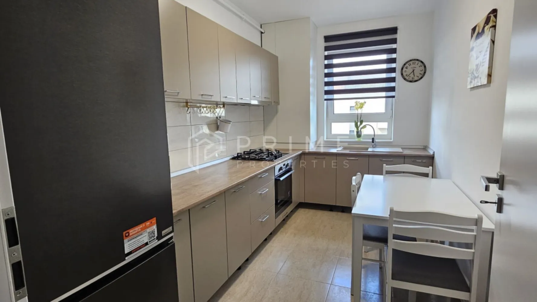 PRIMA ÎNCHIRIERE | Maurer Residence | Vedere Panoramică | Parcare - Echipa noastră vă propune spre închiriere un apartament deosebit, situat în cartierul rezidențial Maurer. Locuința se află la prima închiriere, oferind avantajul unui spațiu nou, impecabil, definit prin luminozitate și o priveliște panoramică impresionantă asupra orașului.

Apartamentul are o suprafață utilă de 60 mp, este confort 1, complet decomandat și situat la etajul 7 al unui imobil cu 10 niveluri. Blocul este izolat termic, asigurând costuri reduse pentru încălzire, și este dotat cu două lifturi moderne.

Compartimentare și Dotări:
Spațiul interior este optimizat pentru un confort sporit și cuprinde:
Living primitor și luminos.
Dormitor spațios.
Bucătărie complet mobilată și utilată.
Baie modernă.
Hol de acces și un dressing dedicat pentru depozitare.
Balcon deschis cu vedere panoramică.

Finisaje și Detalii Tehnice:
Dotat cu centrală termică proprie și geamuri termopan triplex pentru o izolare fonică și termică superioară.
Finisaje de calitate: gresie, faianță, parchet melaminat și ușă metalică la intrare.
Complet mobilat și utilat cu electrocasnicele necesare.

Facilități Incluse:
Loc de parcare spațios, situat într-o zonă vizibilă direct din balcon.
Boxă de depozitare la subsolul imobilului.

Condiții de închiriere:
Preț chirie: 450 Euro / lună.
Garanție: Contravaloarea a două luni de chirie.
Restricții: Nu se acceptă animale de companie.

Comision agenție: 50% din contravaloarea primei chirii.