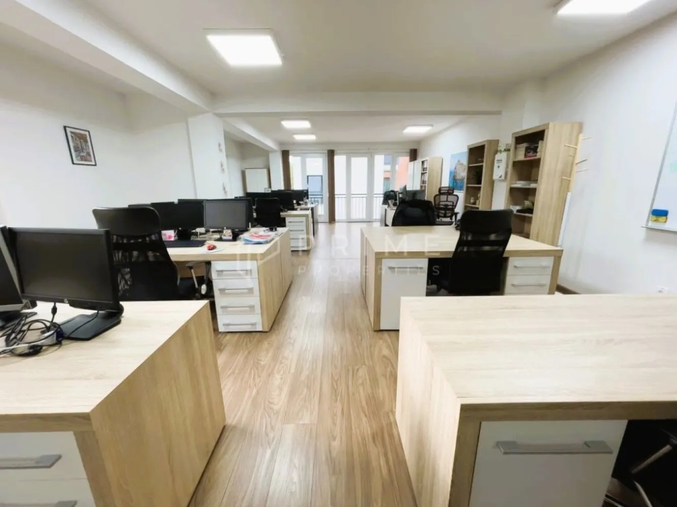 Spațiu premium pentru birouuri + terasă, în zona centrală - Vă propunem spre închiriere un spațiu de birou modern, situat la etajul 2 al unei clădiri noi, amplasată într-o zonă centrală și ușor accesibilă.

Spațiul are o suprafață generoasă de 95 mp amenajat în regim open space. În plus, beneficiați de un grup sanitar de 6 mp și de o terasă spațioasă de 90 mp, ideală pentru momentele de relaxare sau întâlniri în aer liber.

Dotări și beneficii:
– Sistem de climatizare prin ventiloconvectoare – confortabil și economic, asigurând temperatură ideală în orice sezon;
– Izolație cu vată bazaltică, pentru eficiență termică și acustică sporită;
– Geamuri tripan de înalt ă calitate orientate spre sud și nord, ce asigură lumină naturală pe tot parcursul zilei;
- linie de bucătărie cu tot ceea ce este necesar
- sisteme suplimentare de siguranță + contract cu firma de pază
- rețea internet de mare viteză cu multiple conexiuni
– Dotări și finisaje moderne
- fără mobilier

Spațiul oferă un mediu luminos, elegant și eficient energetic – perfect pentru o echipă care apreciază confortul, funcționalitatea și imaginea profesională.
