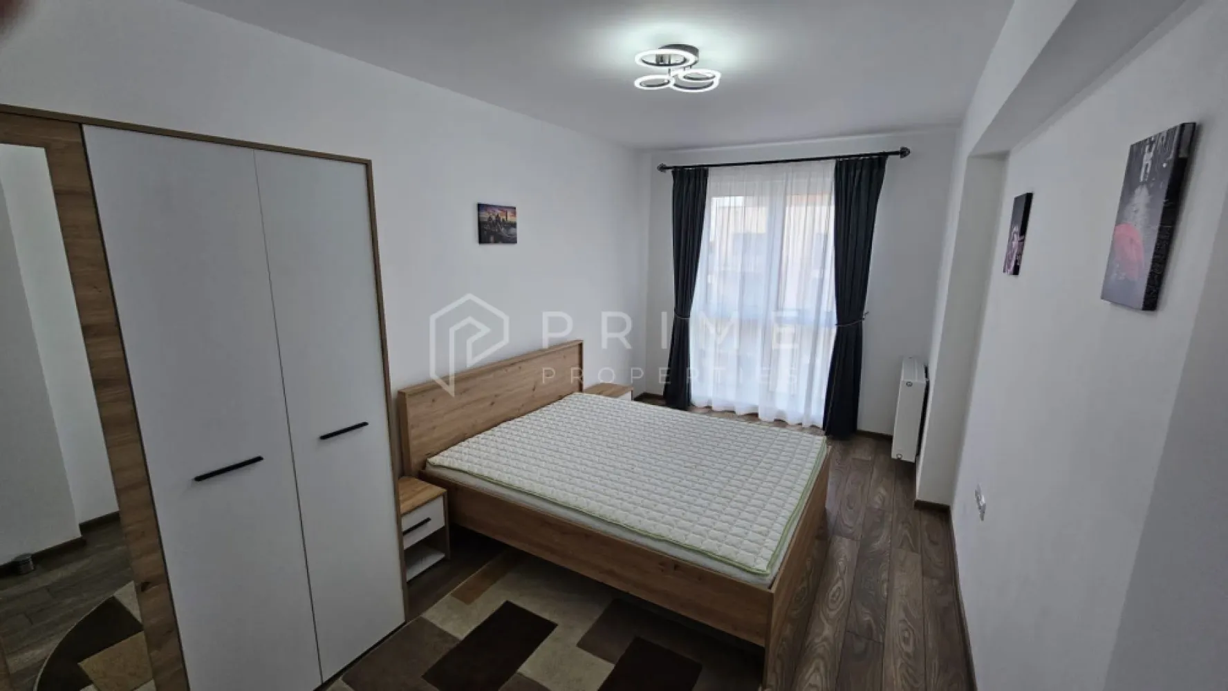 PRIMA ÎNCHIRIERE | Maurer Residence | Vedere Panoramică | Parcare - Echipa noastră vă propune spre închiriere un apartament deosebit, situat în cartierul rezidențial Maurer. Locuința se află la prima închiriere, oferind avantajul unui spațiu nou, impecabil, definit prin luminozitate și o priveliște panoramică impresionantă asupra orașului.

Apartamentul are o suprafață utilă de 60 mp, este confort 1, complet decomandat și situat la etajul 7 al unui imobil cu 10 niveluri. Blocul este izolat termic, asigurând costuri reduse pentru încălzire, și este dotat cu două lifturi moderne.

Compartimentare și Dotări:
Spațiul interior este optimizat pentru un confort sporit și cuprinde:
Living primitor și luminos.
Dormitor spațios.
Bucătărie complet mobilată și utilată.
Baie modernă.
Hol de acces și un dressing dedicat pentru depozitare.
Balcon deschis cu vedere panoramică.

Finisaje și Detalii Tehnice:
Dotat cu centrală termică proprie și geamuri termopan triplex pentru o izolare fonică și termică superioară.
Finisaje de calitate: gresie, faianță, parchet melaminat și ușă metalică la intrare.
Complet mobilat și utilat cu electrocasnicele necesare.

Facilități Incluse:
Loc de parcare spațios, situat într-o zonă vizibilă direct din balcon.
Boxă de depozitare la subsolul imobilului.

Condiții de închiriere:
Preț chirie: 450 Euro / lună.
Garanție: Contravaloarea a două luni de chirie.
Restricții: Nu se acceptă animale de companie.

Comision agenție: 50% din contravaloarea primei chirii.
