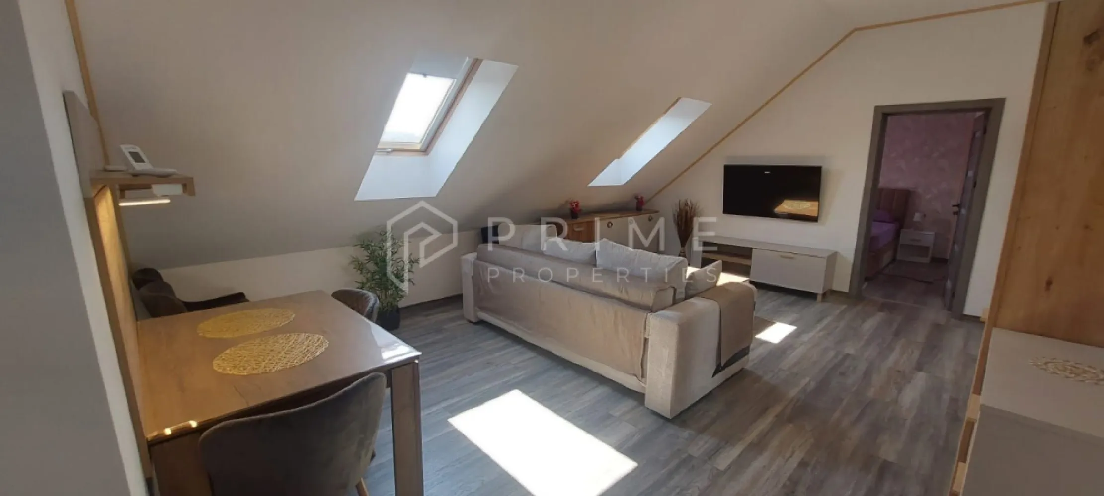 Apartament nou - prima închiriere | 2 cam. 54 mp | Livezeni - Vă oferim spre închiriere apartament la prima folosință, situat într-un bloc nou cu acces securizat, la intrarea în Livezeni, într-o zonă liniștită și aerisită, aproape de viitorul Spital Universitar, Clinica Hiperbară și supermarketul Penny Market.
Locuința este ideală pentru o persoană sau un cuplu care își dorește confort, liniște și dotări moderne.
Caracteristici
- 54 mp suprafață utilă
- etaj 3 (mansardat)
- balcon cu vedere panoramică
- apartament complet nou – prima închiriere
Dotări
- încălzire în pardoseală
- aer condiționat
- video interfon
- acces în complex cu barieră
- loc / locuri de parcare rezervate

La Prime Properties, fiecare tranzacție înseamnă mai mult decât o simplă achiziție – este un proces complet, în care colaborăm cu cei mai buni profesioniști: notari, avocați, evaluatori, specialiști în certificate energetice și consultanți de credite imobiliare.
Astfel, atunci când alegi o proprietate prin noi, primești la pachet siguranță, transparență și servicii impecabile pe tot parcursul drumului tău către casa ideală.

Ne dedicăm 100% fiecărui client, iar asta se reflectă în rezultate și în încrederea pe care o primim înapoi prin recomandările lor.
Această proprietate nu este exact ceea ce cauți?
Lasă-ne să îți găsim alternativa potrivită. Agentul tău Prime îți va oferi soluții avantajoase, adaptate stilului tău de viață.
Contactează-ne astăzi. Până acum nu am dezamăgit niciun client – și nu vom începe cu tine.
Comision: 50% din valoarea unei chirii lunare.