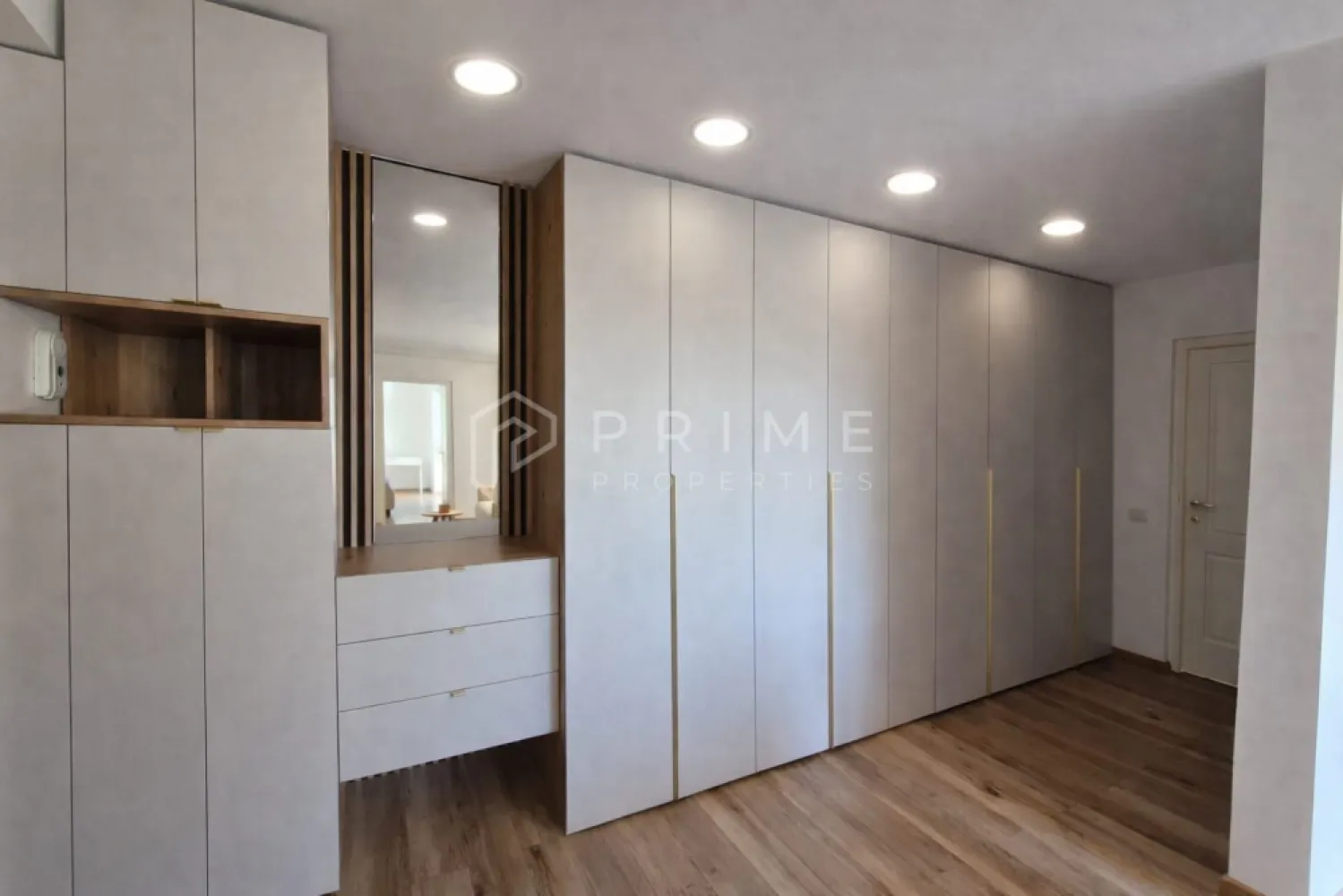PRIMA ÎNCHIRIERE | Apartament Premium 2 Camere | Cartier Unirii | Parc - Echipa noastră vă invită să descoperiți un apartament nou, situat într-un imobil proaspăt finalizat pe strada Prof. Dr. Vasile Săbădeanu, în cartierul Unirii. Această proprietate premium, aflată la prima închiriere, îmbină perfect eleganța designului modern cu eficiența unui spațiu configurat pentru relaxare.

Design & Atmosferă:
Interiorul impresionează prin culori calde și texturi naturale, fiind creat special pentru a oferi confortul unui adevărat cămin:
Living luminos (22.3 mp): Un spațiu aerisit și primitor, unde lumina naturală pune în valoare mobilierul de calitate și corpurile de iluminat cu design sculptural.
Bucătărie cu personalitate (8.9 mp): Mobilier modern, complet funcțional și utilat pentru orice nevoie culinară.
Dormitor (13.8 mp): Un sanctuar de odihnă liniștit, elegant și spațios.
Terasă privată (7.1 mp): Locul perfect pentru cafeaua de dimineață, fiind o extensie naturală a zonei de zi.

Confort & Beneficii incluse:
Suprafață: 58.4 mp utili (65.5 mp totali).
Dotări: Totul este nou (mobilier, electrocasnice).
Depozitare & Parcare: Boxă proprie și loc de parcare, ambele incluse în preț.
Acces: Etaj 1, într-un bloc dotat cu lift modern pentru un plus de confort.

Condiții de închiriere:
Preț: 550 Euro / lună (Parcare și boxă incluse).
Garanție: Contravaloarea a 2 luni de chirie.
Comision agenție: 50% din prima lună de chirie.

Dacă sunteți în căutarea unui loc care să vă facă să spuneți „am ajuns acasă” în fiecare seară, vă așteptăm cu drag la o vizionare pentru a descoperi personal acest spațiu unic!