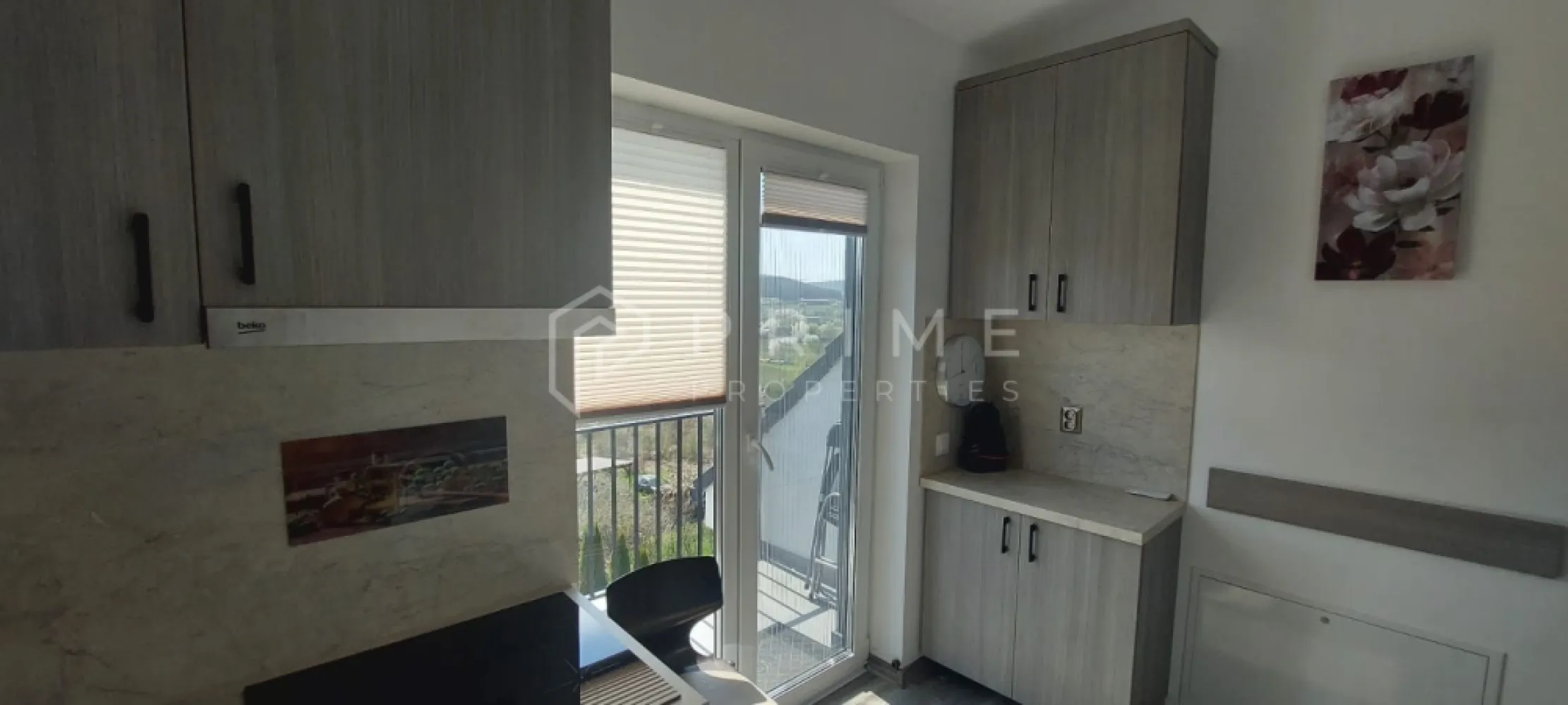 Apartament nou - prima închiriere | 2 cam. 54 mp | Livezeni - Vă oferim spre închiriere apartament la prima folosință, situat într-un bloc nou cu acces securizat, la intrarea în Livezeni, într-o zonă liniștită și aerisită, aproape de viitorul Spital Universitar, Clinica Hiperbară și supermarketul Penny Market.
Locuința este ideală pentru o persoană sau un cuplu care își dorește confort, liniște și dotări moderne.
Caracteristici
- 54 mp suprafață utilă
- etaj 3 (mansardat)
- balcon cu vedere panoramică
- apartament complet nou – prima închiriere
Dotări
- încălzire în pardoseală
- aer condiționat
- video interfon
- acces în complex cu barieră
- loc / locuri de parcare rezervate

La Prime Properties, fiecare tranzacție înseamnă mai mult decât o simplă achiziție – este un proces complet, în care colaborăm cu cei mai buni profesioniști: notari, avocați, evaluatori, specialiști în certificate energetice și consultanți de credite imobiliare.
Astfel, atunci când alegi o proprietate prin noi, primești la pachet siguranță, transparență și servicii impecabile pe tot parcursul drumului tău către casa ideală.

Ne dedicăm 100% fiecărui client, iar asta se reflectă în rezultate și în încrederea pe care o primim înapoi prin recomandările lor.
Această proprietate nu este exact ceea ce cauți?
Lasă-ne să îți găsim alternativa potrivită. Agentul tău Prime îți va oferi soluții avantajoase, adaptate stilului tău de viață.
Contactează-ne astăzi. Până acum nu am dezamăgit niciun client – și nu vom începe cu tine.
Comision: 50% din valoarea unei chirii lunare.